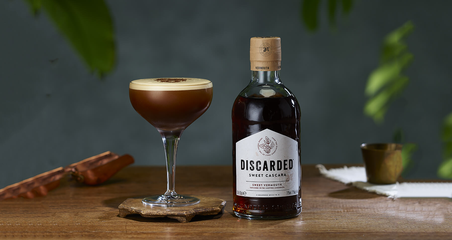 en flaska vermouth discarded och ett glas med en espresso martini