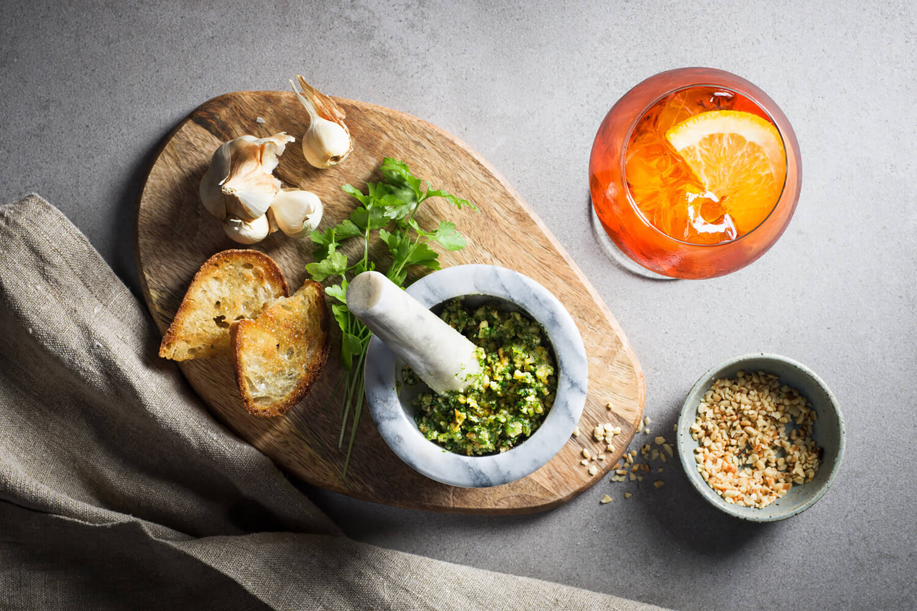 pesto i mortel med ett glas aperol