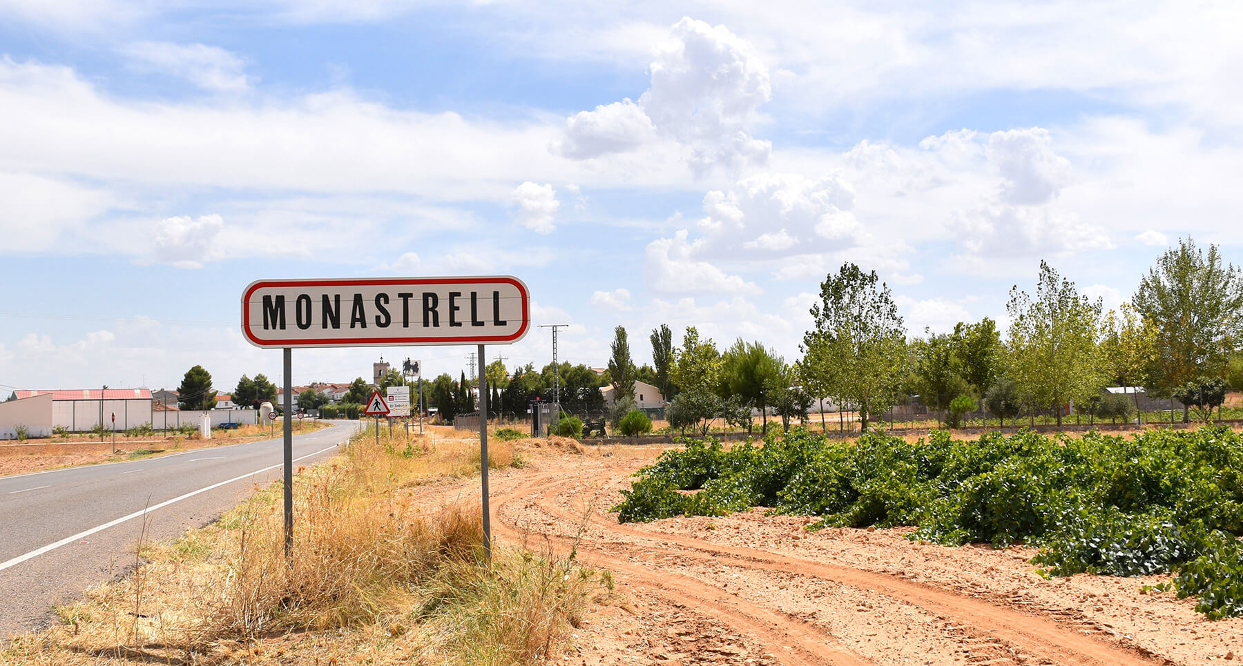 en skylt till en vingård som det står monastrell på