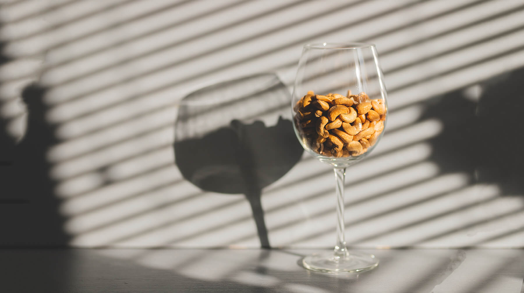 ett vinglas fullt med kalorier i from av nötter