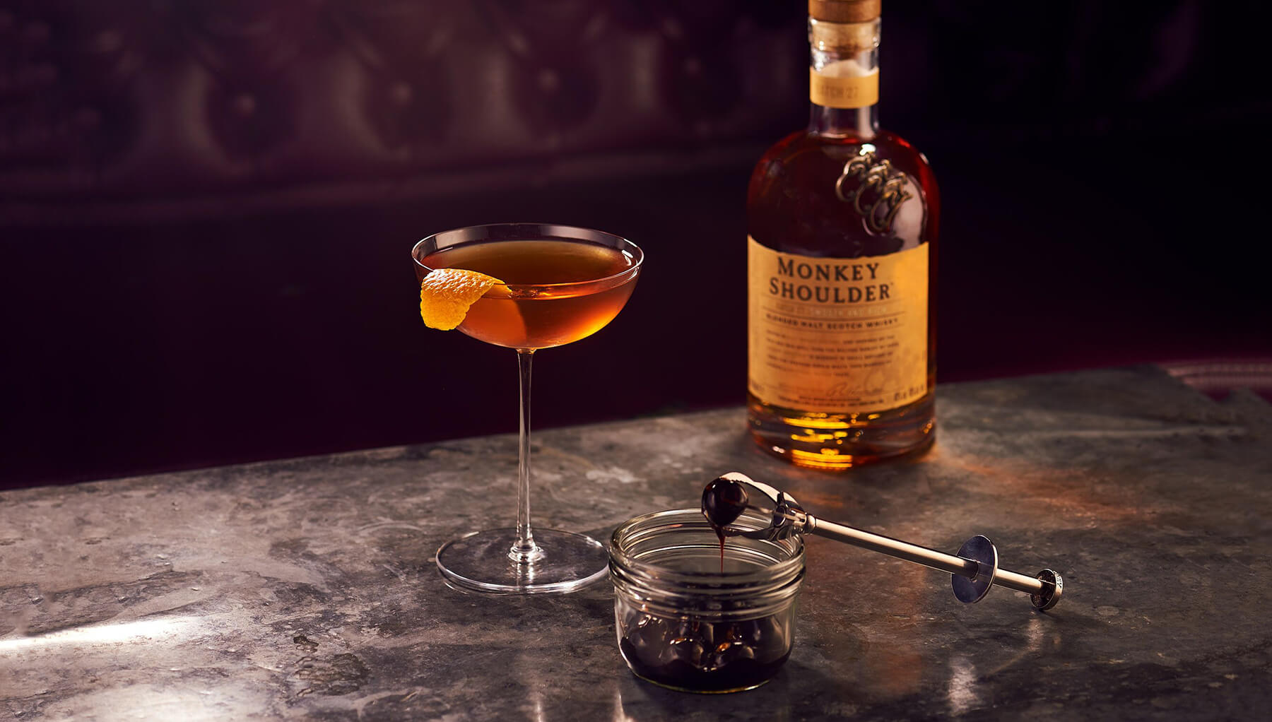 en drink rob roy och en flaska monkey shoulder