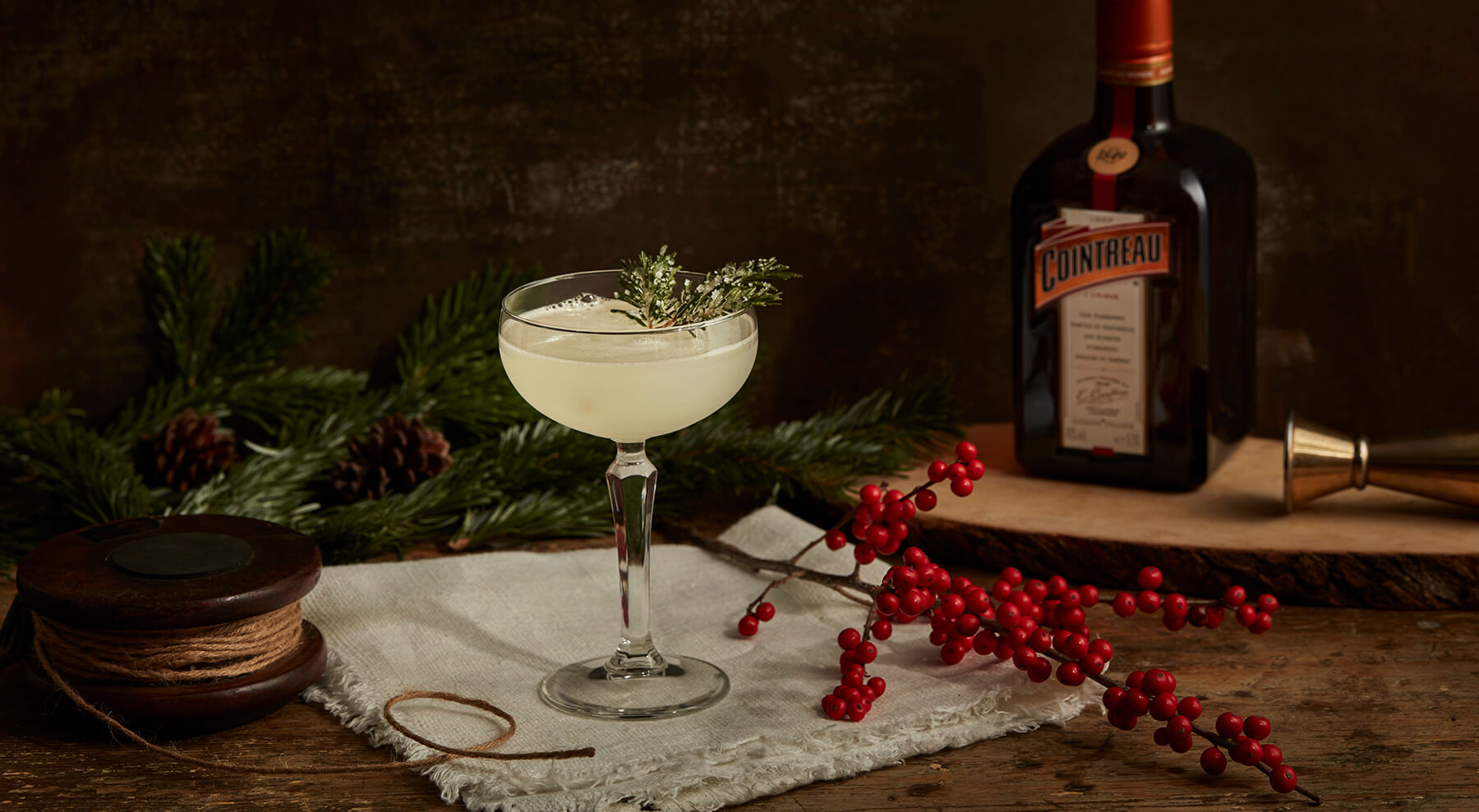 margarita drink med grankvist på bord