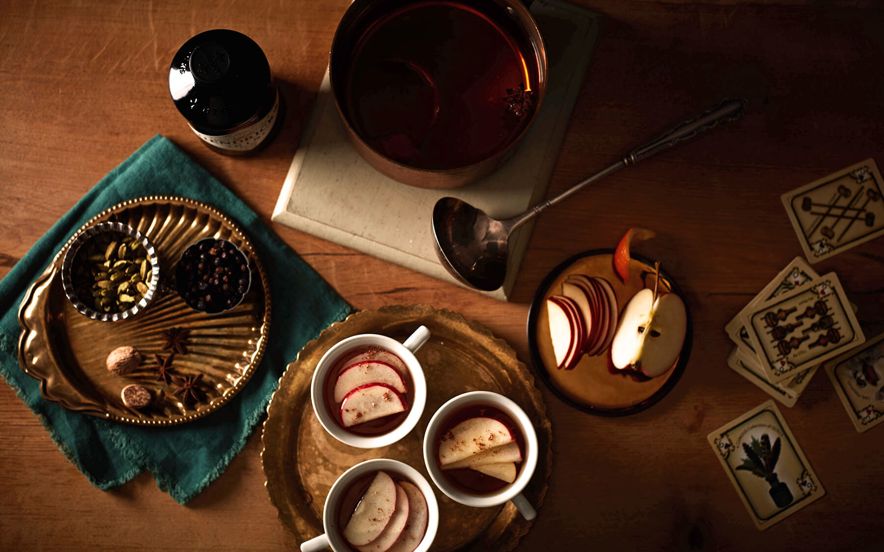 ett bord med drinkar och äpple