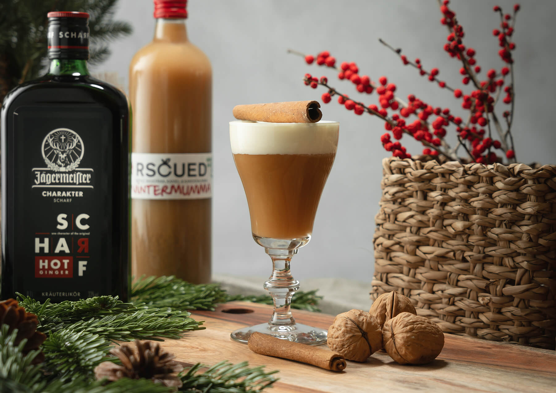 ett bord med flaskor jägermeister och en drink med vintermumma