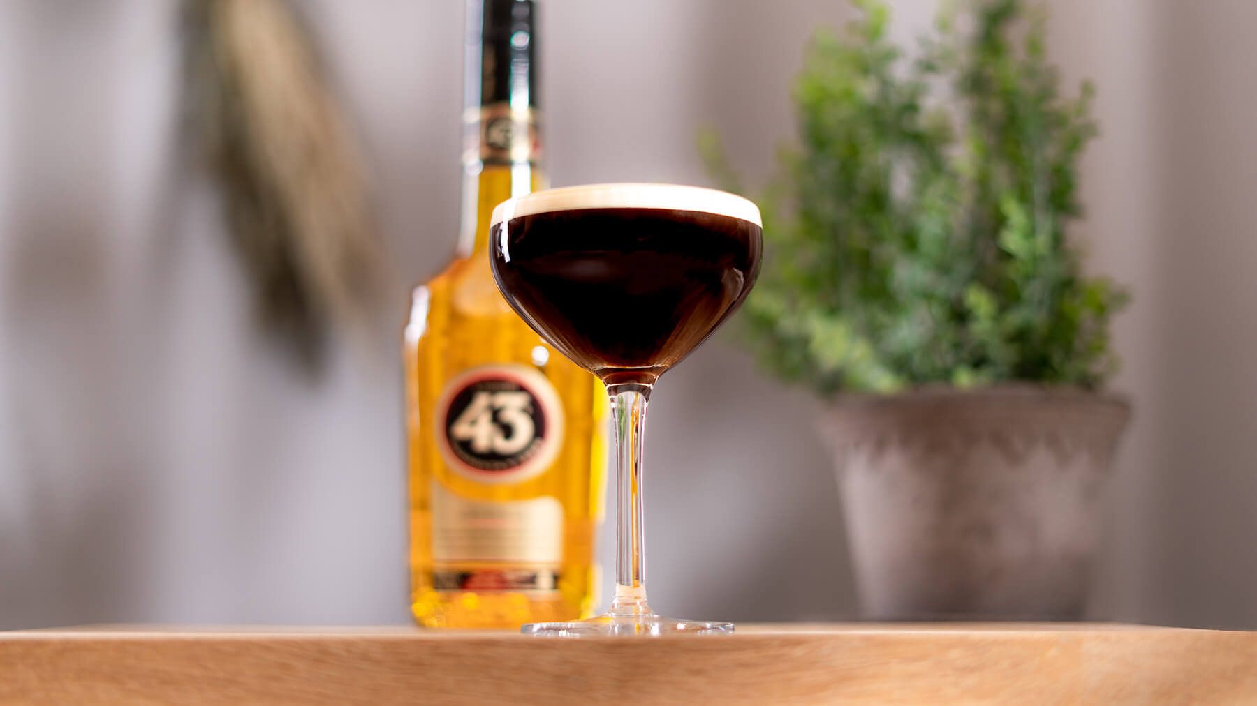 en flaska licor 43 och ett glas med en drink espresso martini