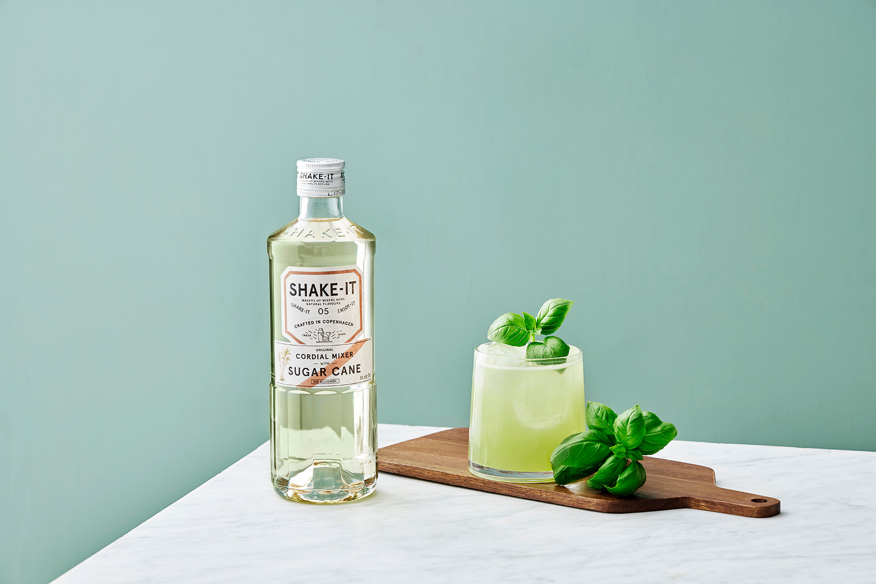 en alkoholfri drink med basilika