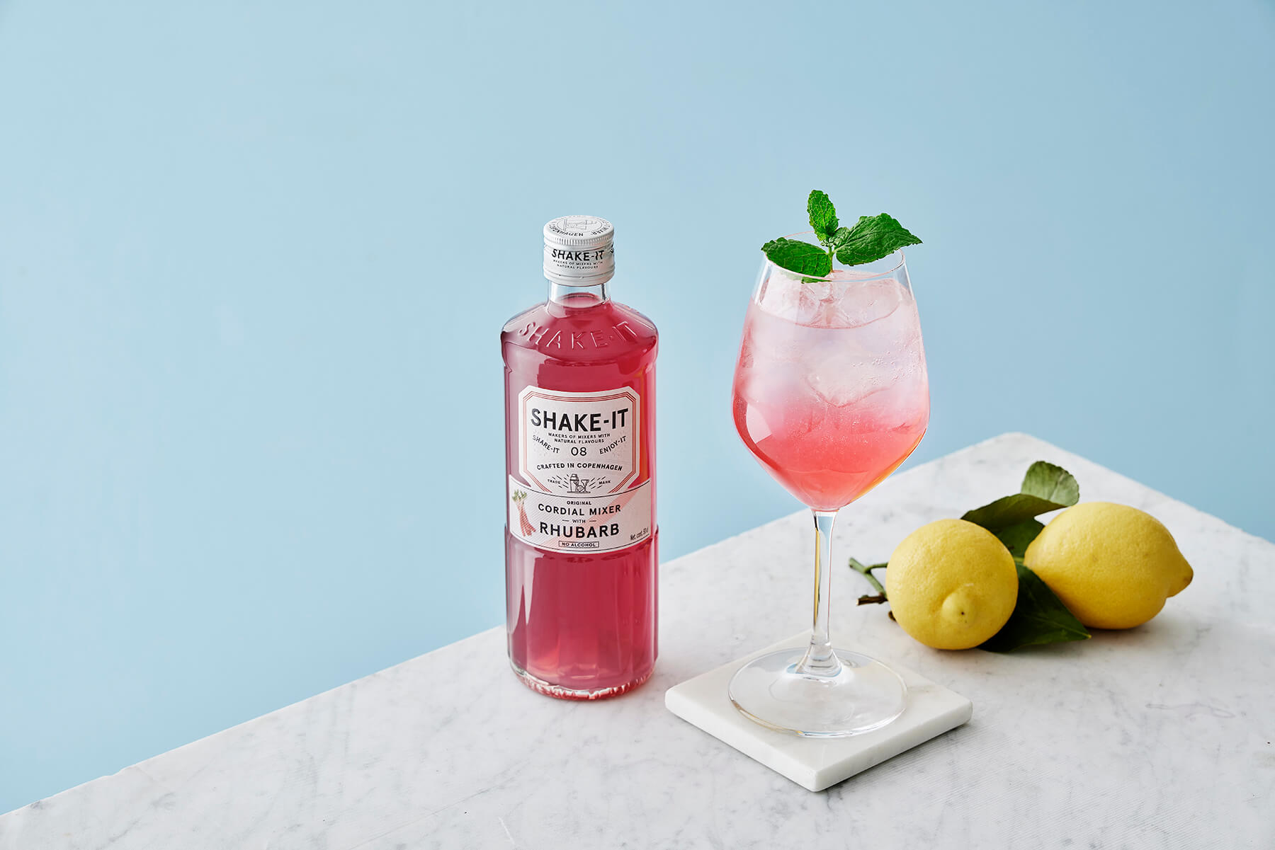 en spritz som är alkoholfri och med rabarber