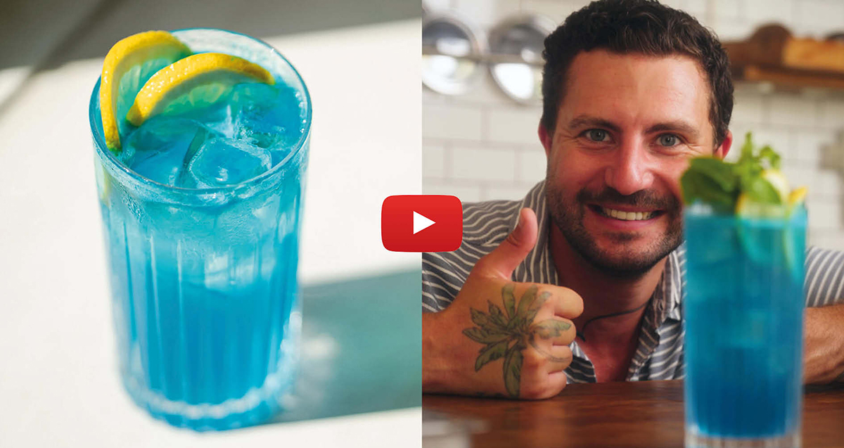 petter blandar en drink som är blå