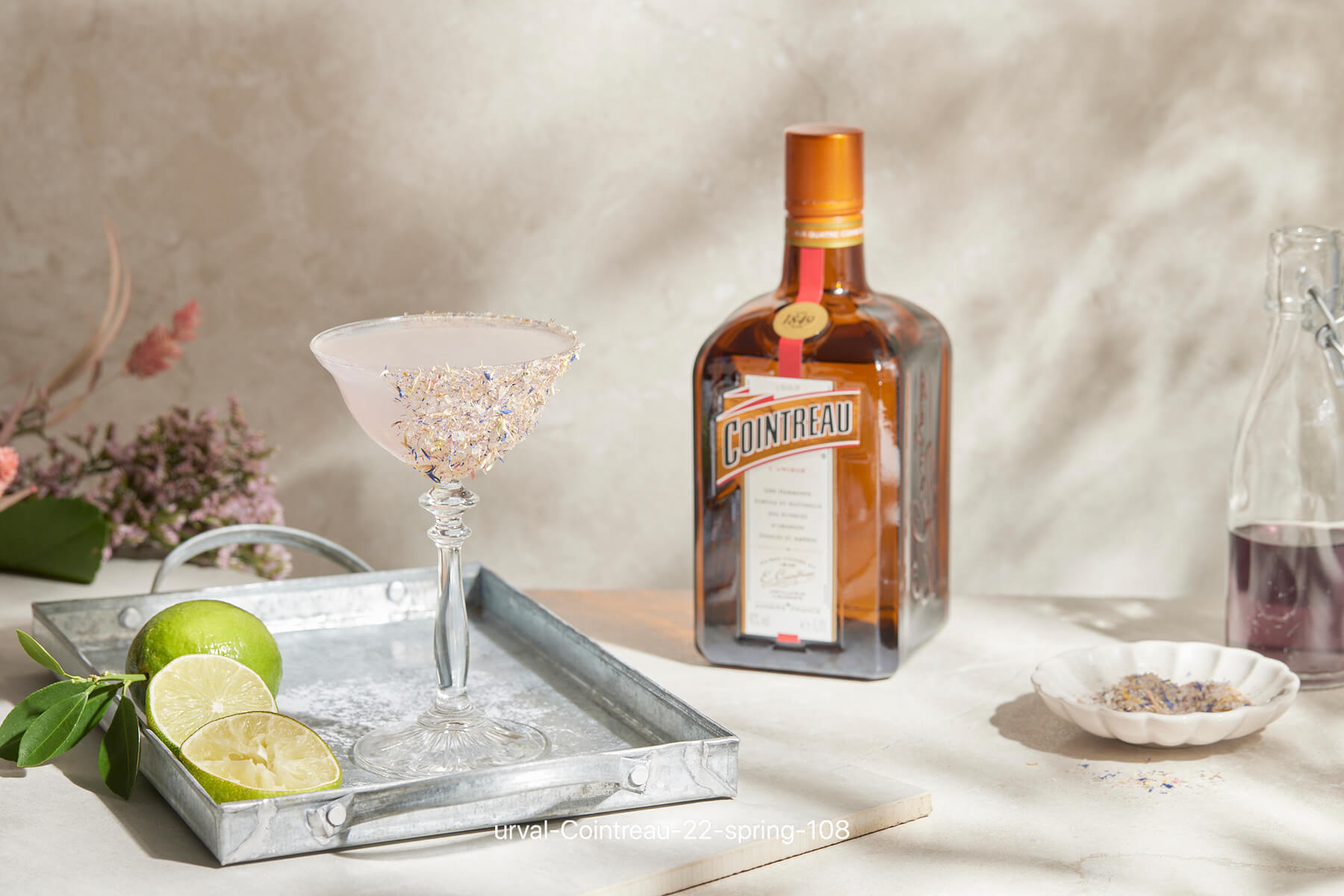 bord med drink och cointreauflaska