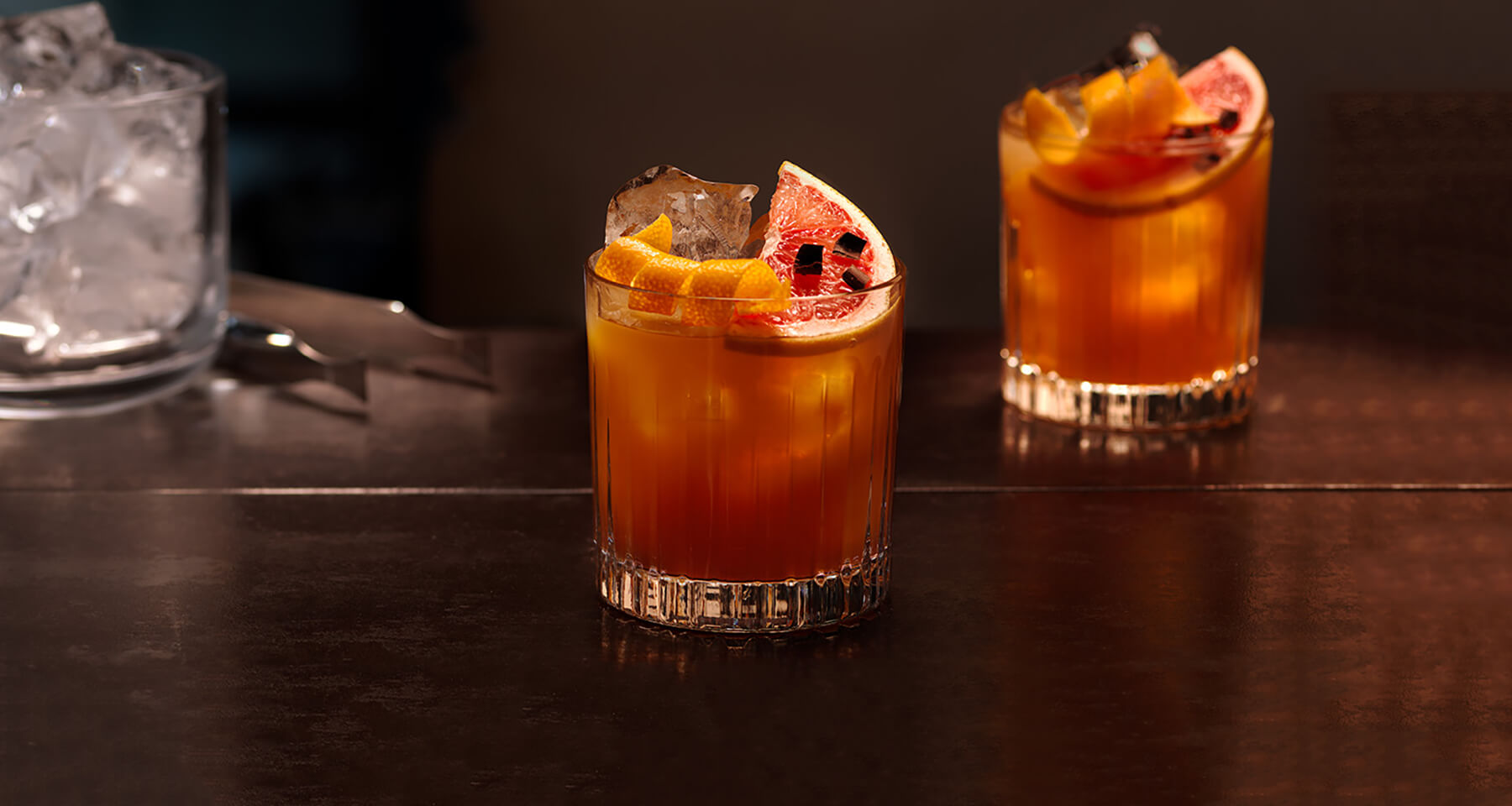 ett glas med drink orange summit och ett glas till