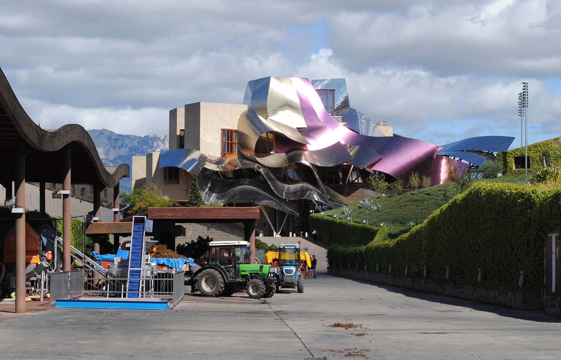 Riscal hotel med traktor i vinskörden
