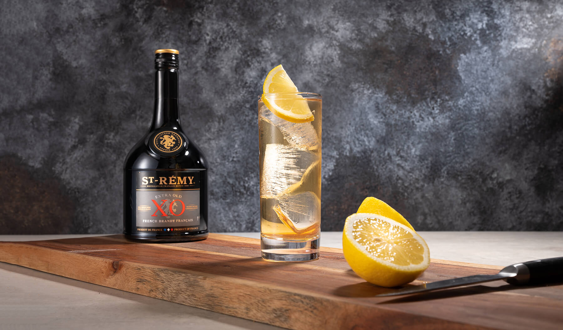 en drink med citron och en flaska