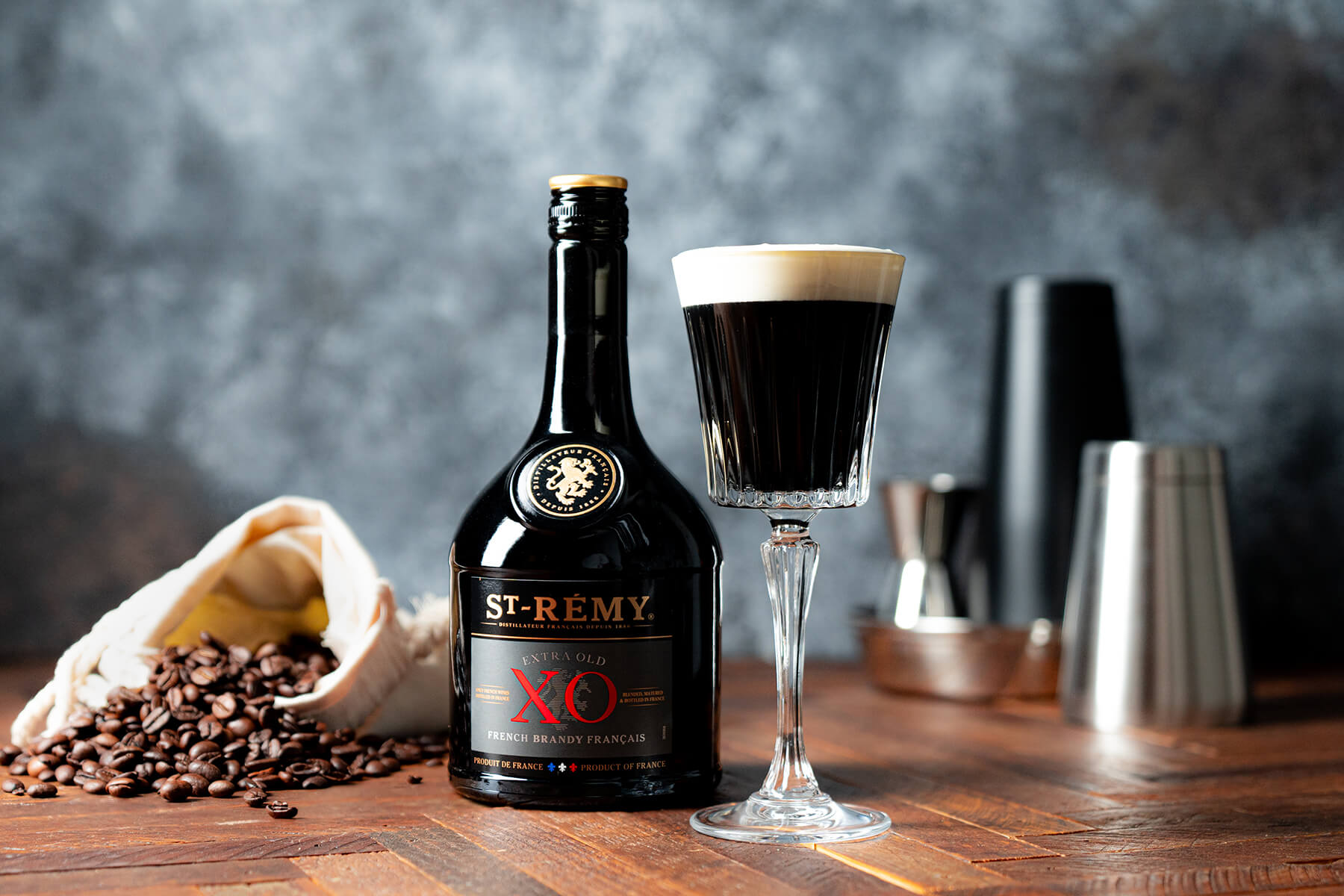 kaffedrink med glas och flaska och en massa kaffebönor