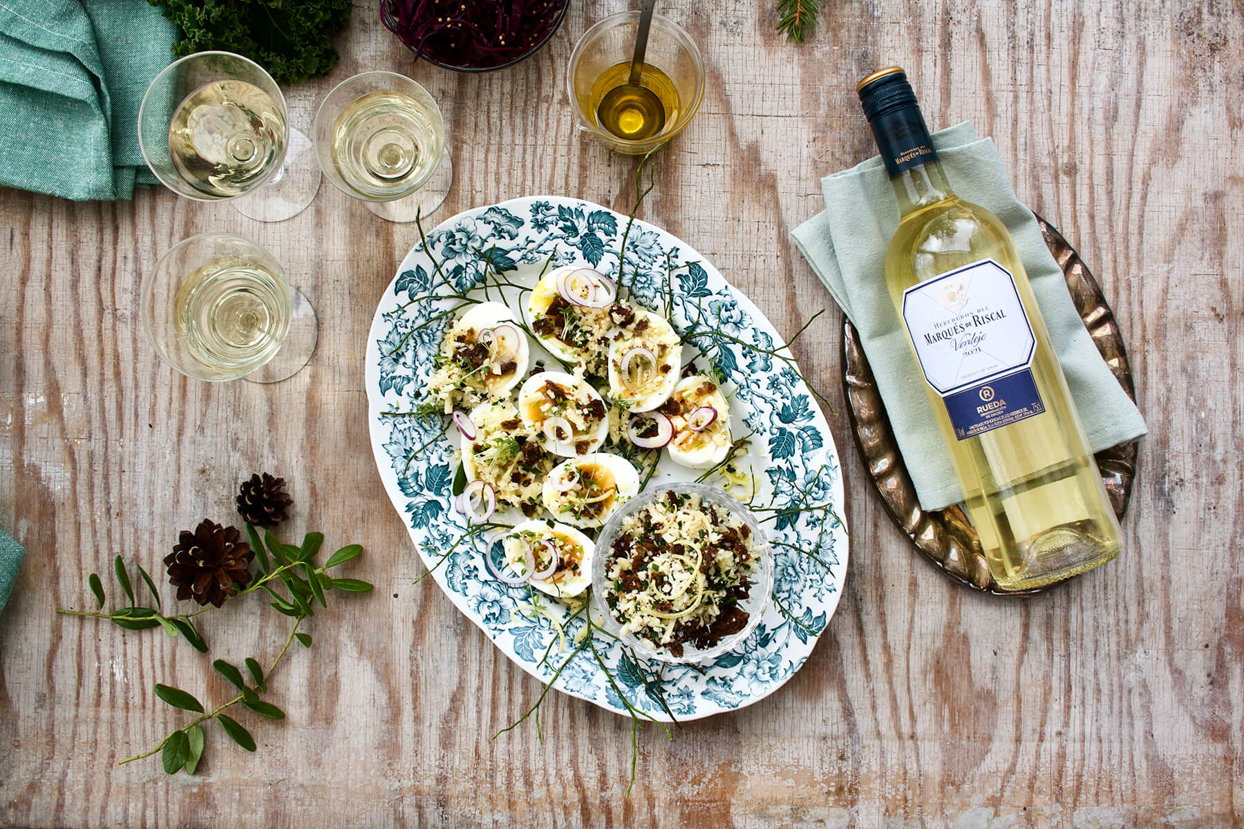 ägghalvor på ett fat med en vinflaska