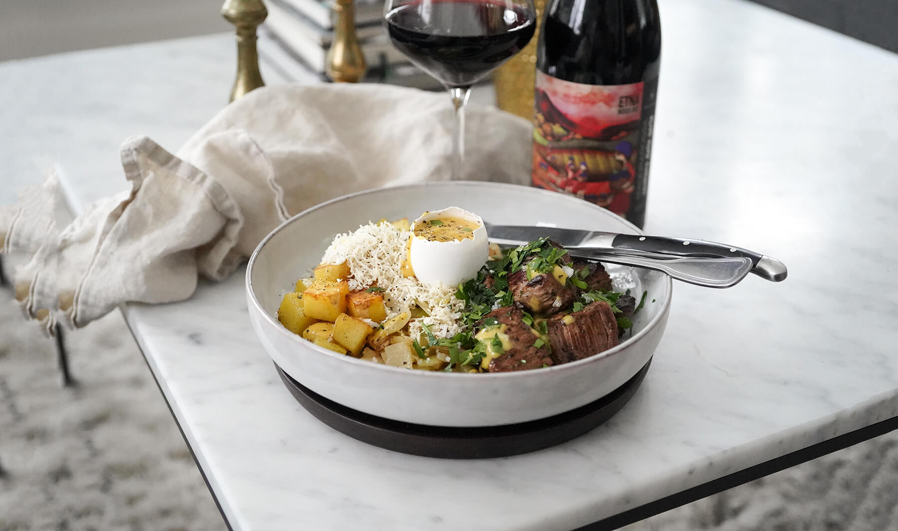 biff rydberg med ägg och på ett marmorbord