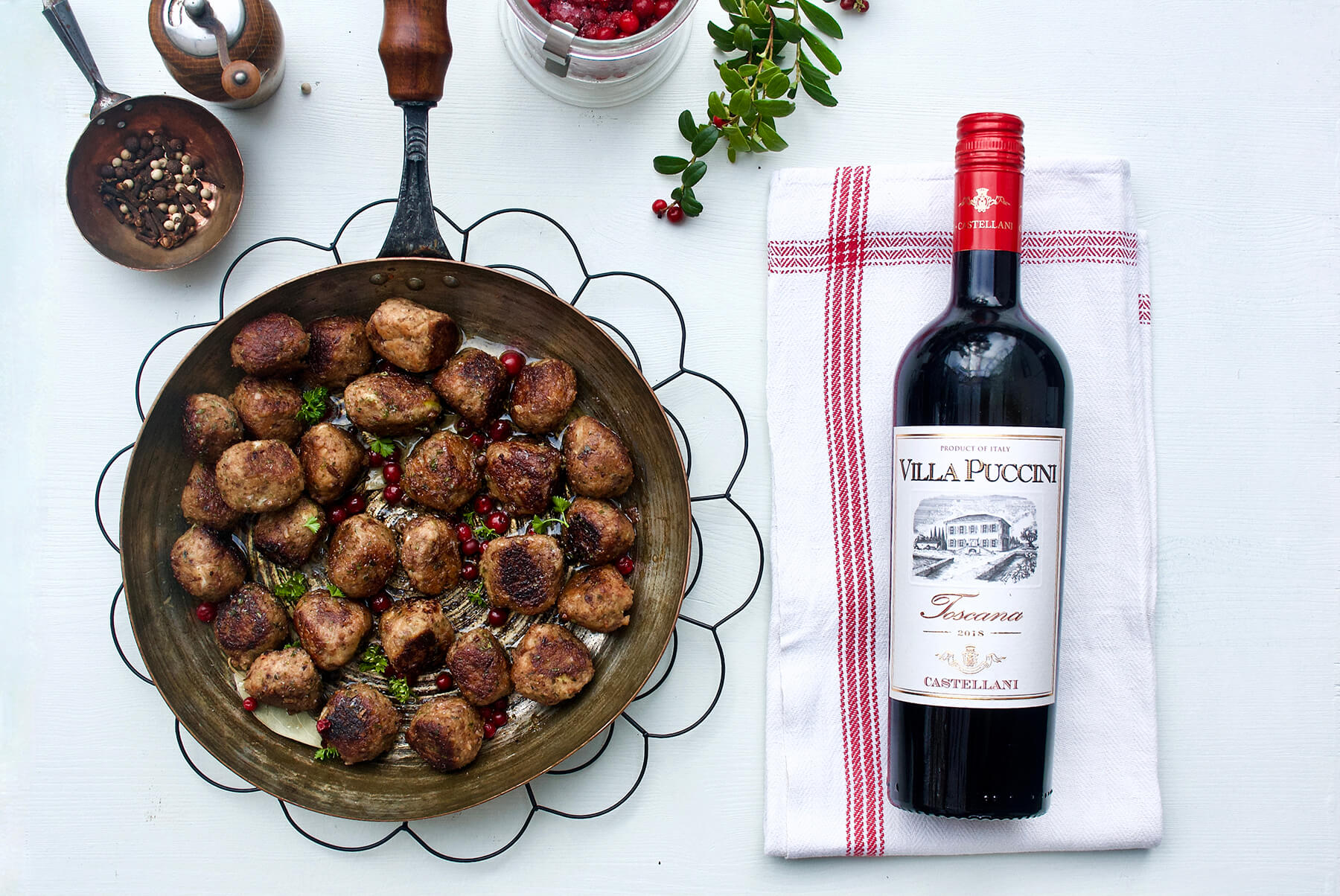 stekpanna med vegetariska köttbullar och vinflaska