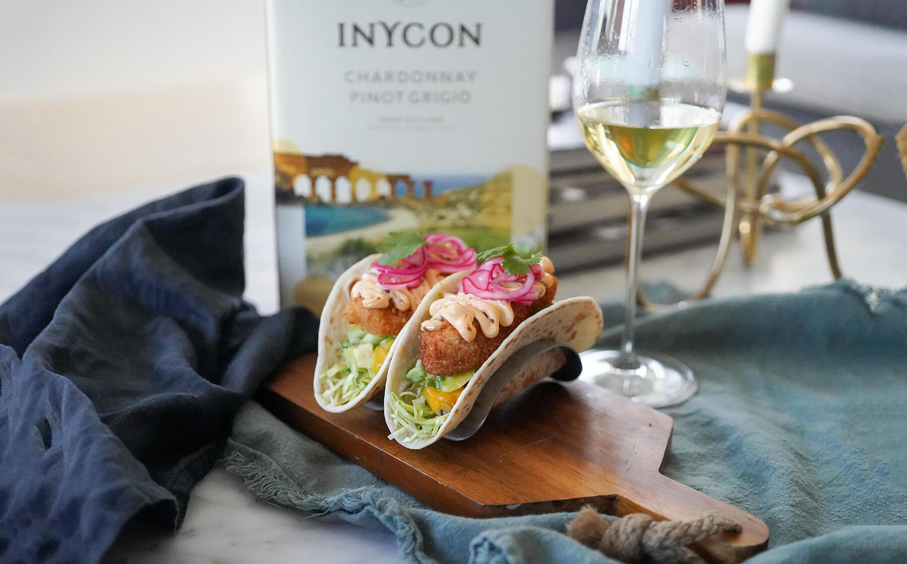 fish taco på ett tallrik med ljusstake