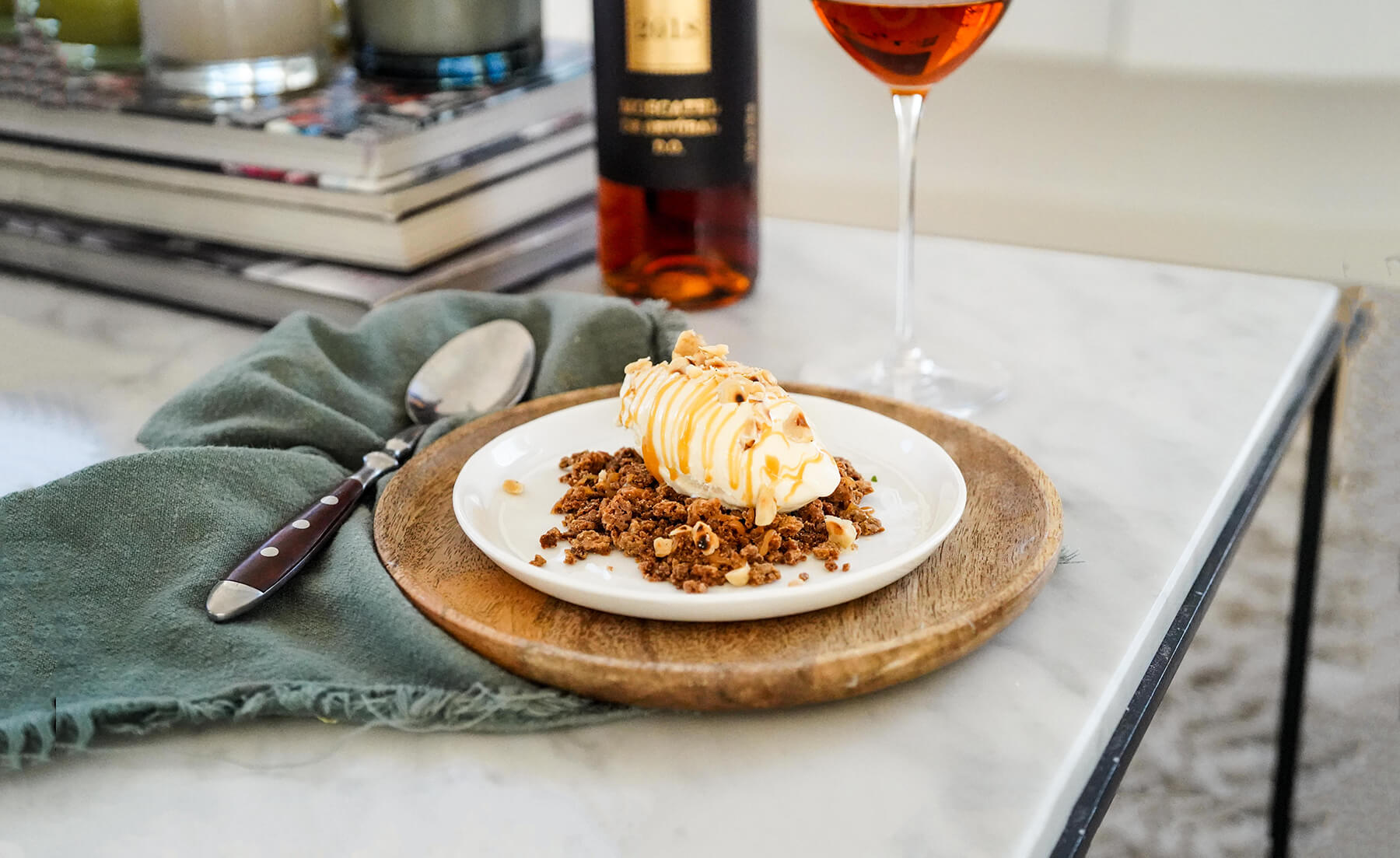 dessert med glass och massor av goda grejer