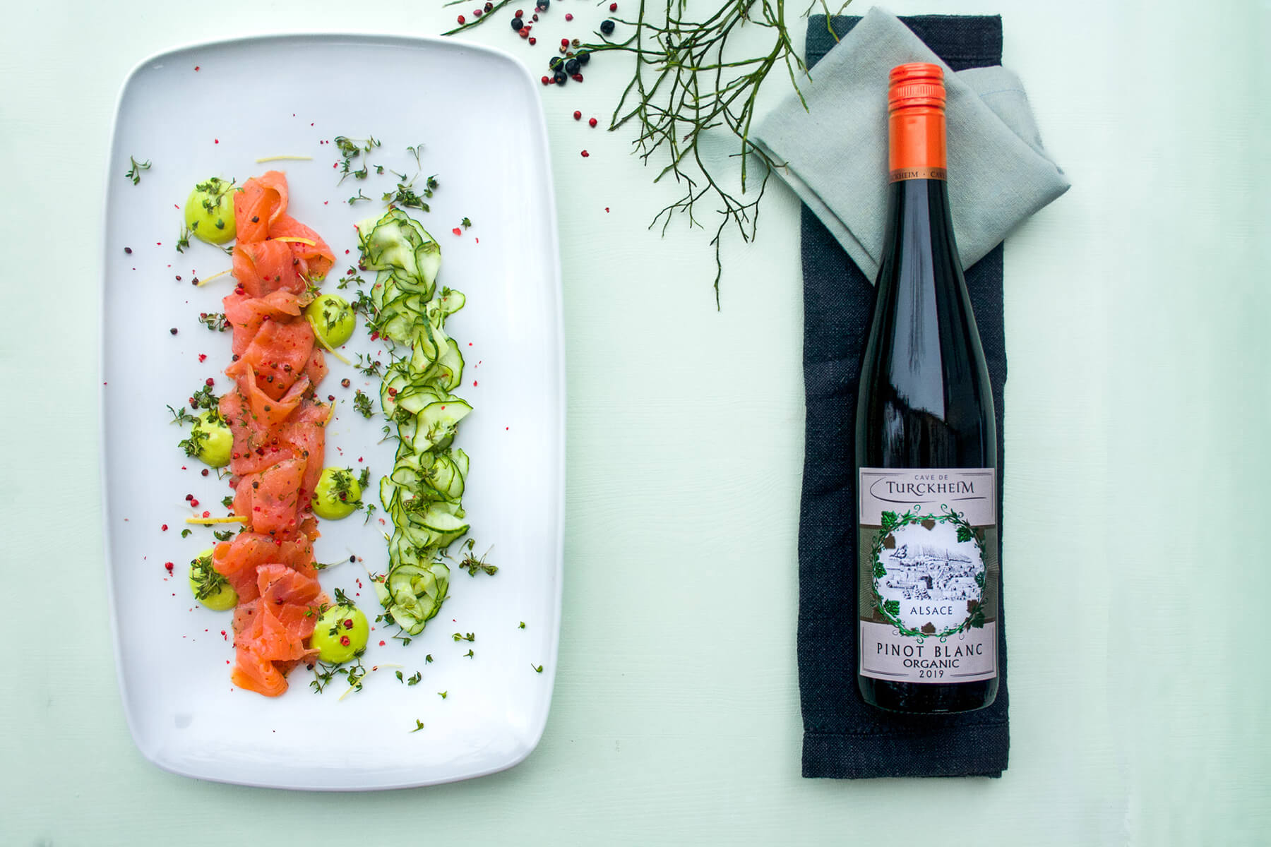 gingravad lax med vinflaska