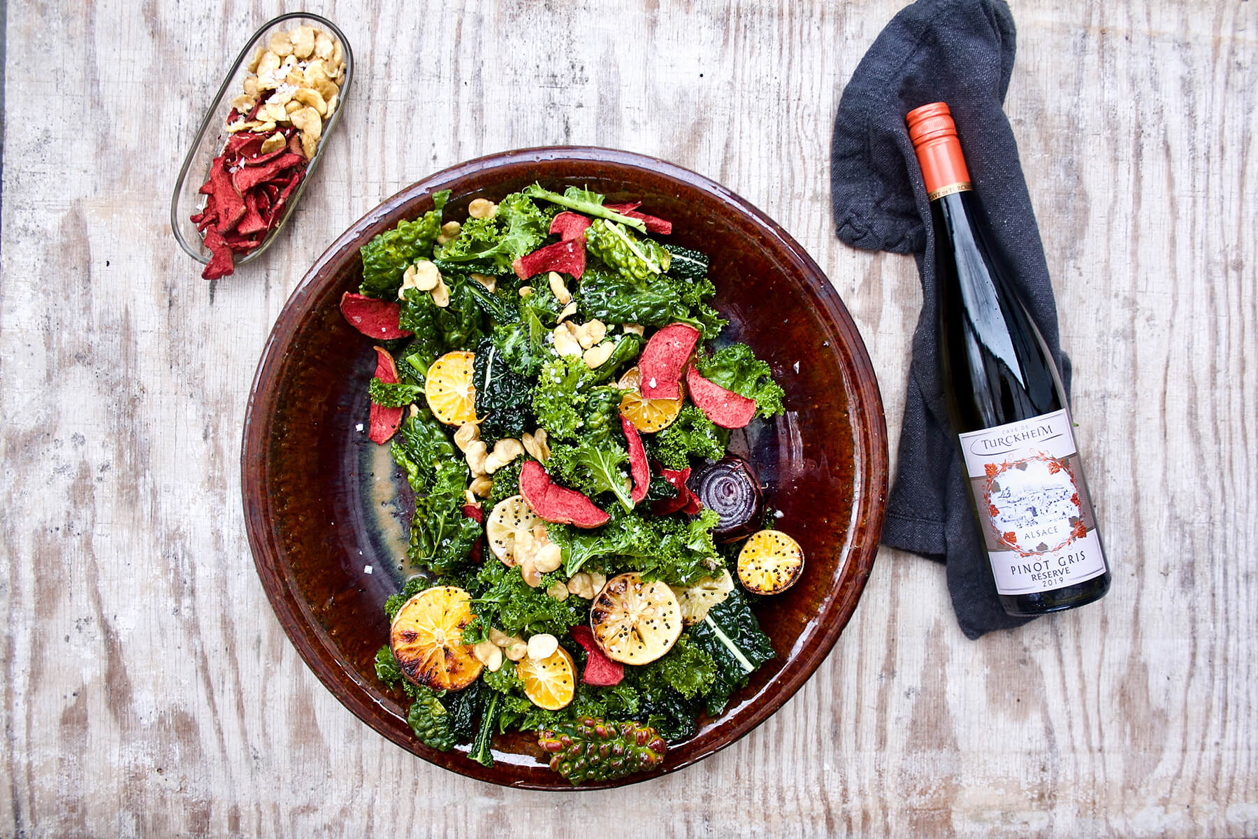 sallad grönkål på fat med vinflaska