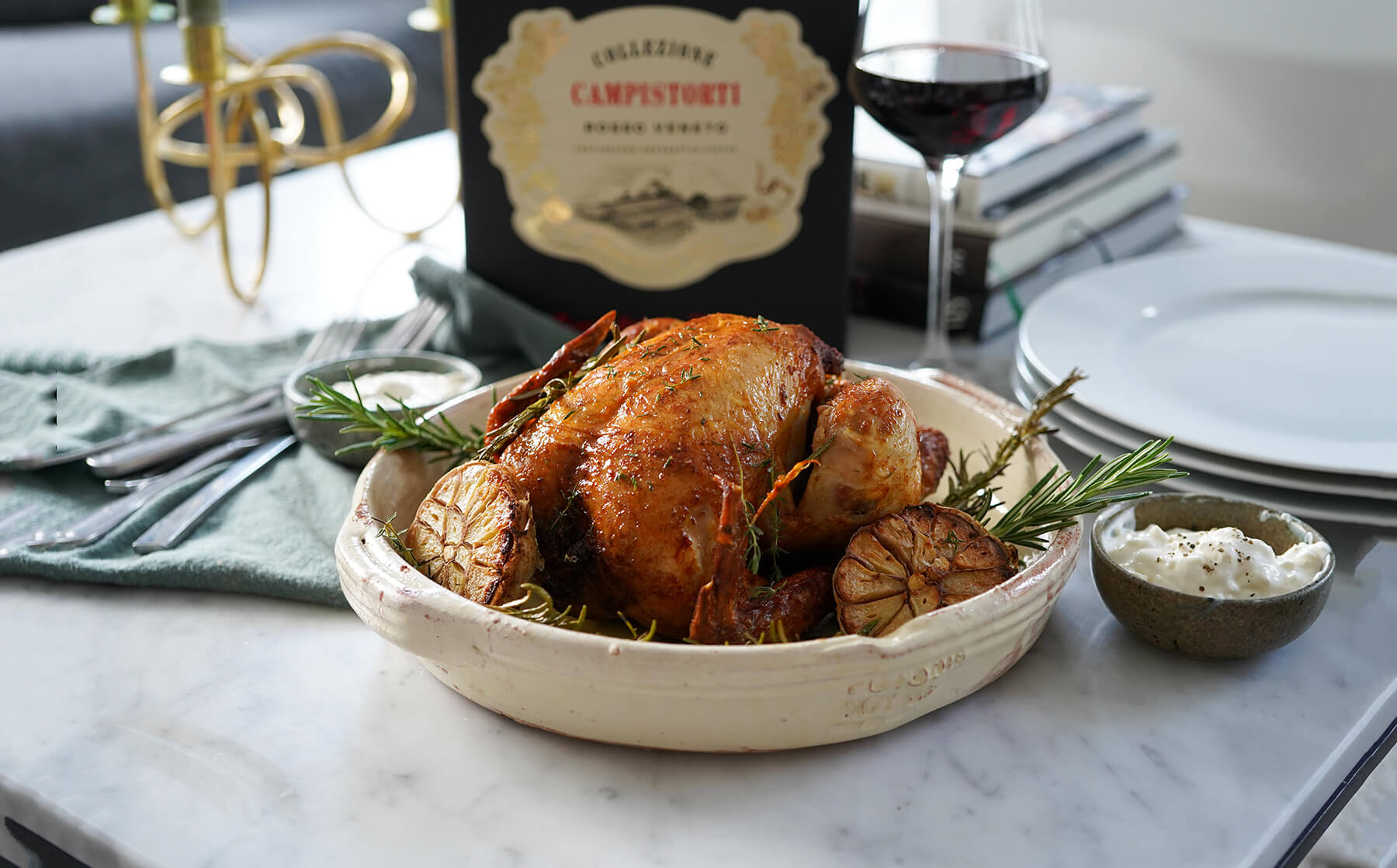 helstekt kyckling tillsammans med en bag in box