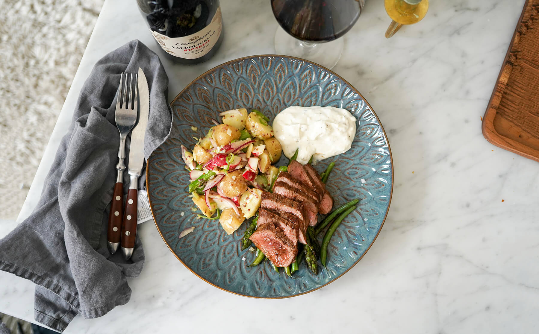 lammfilé på ett bord med tallrik och bestick