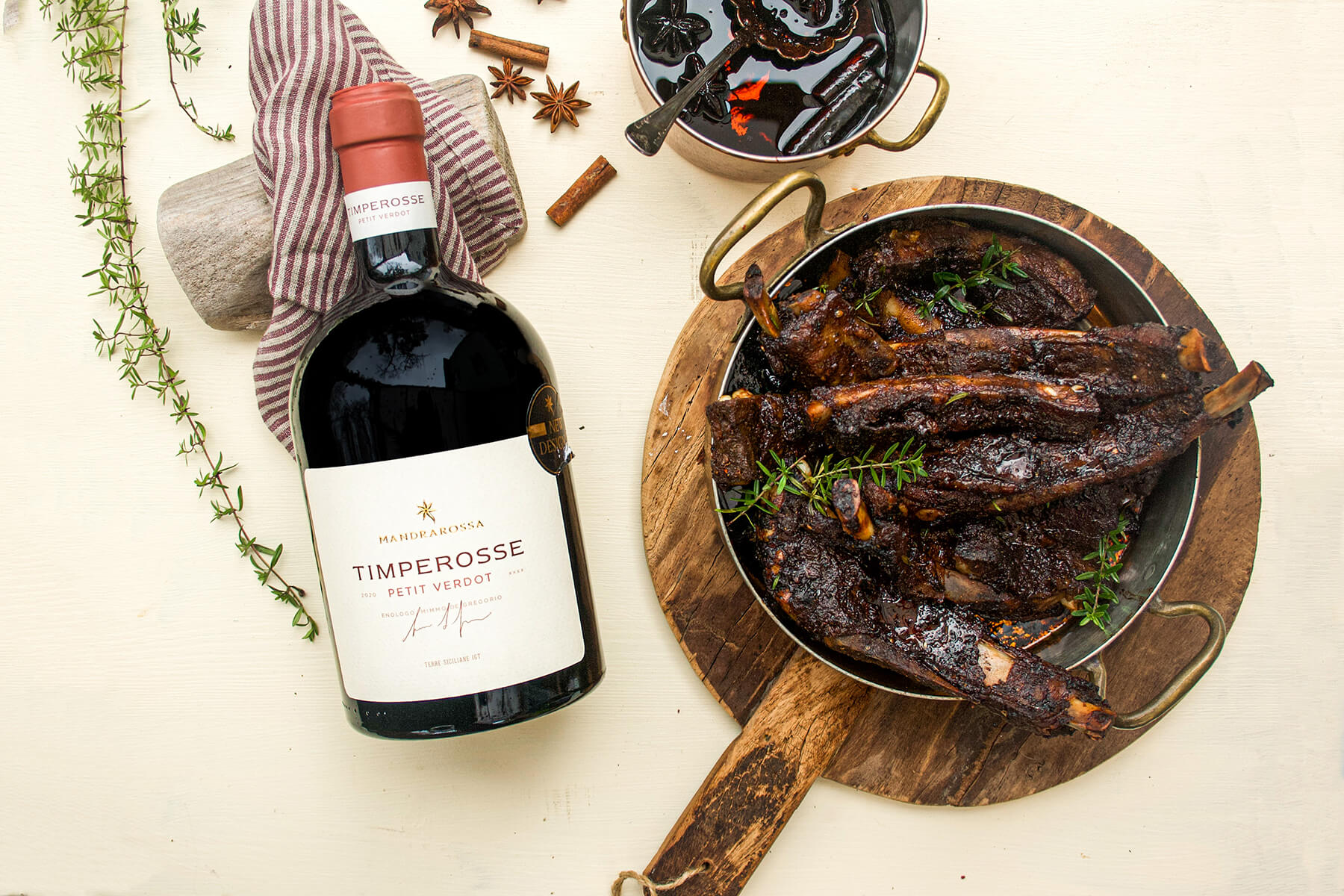 revbensspjäll i gryta med vinflaska