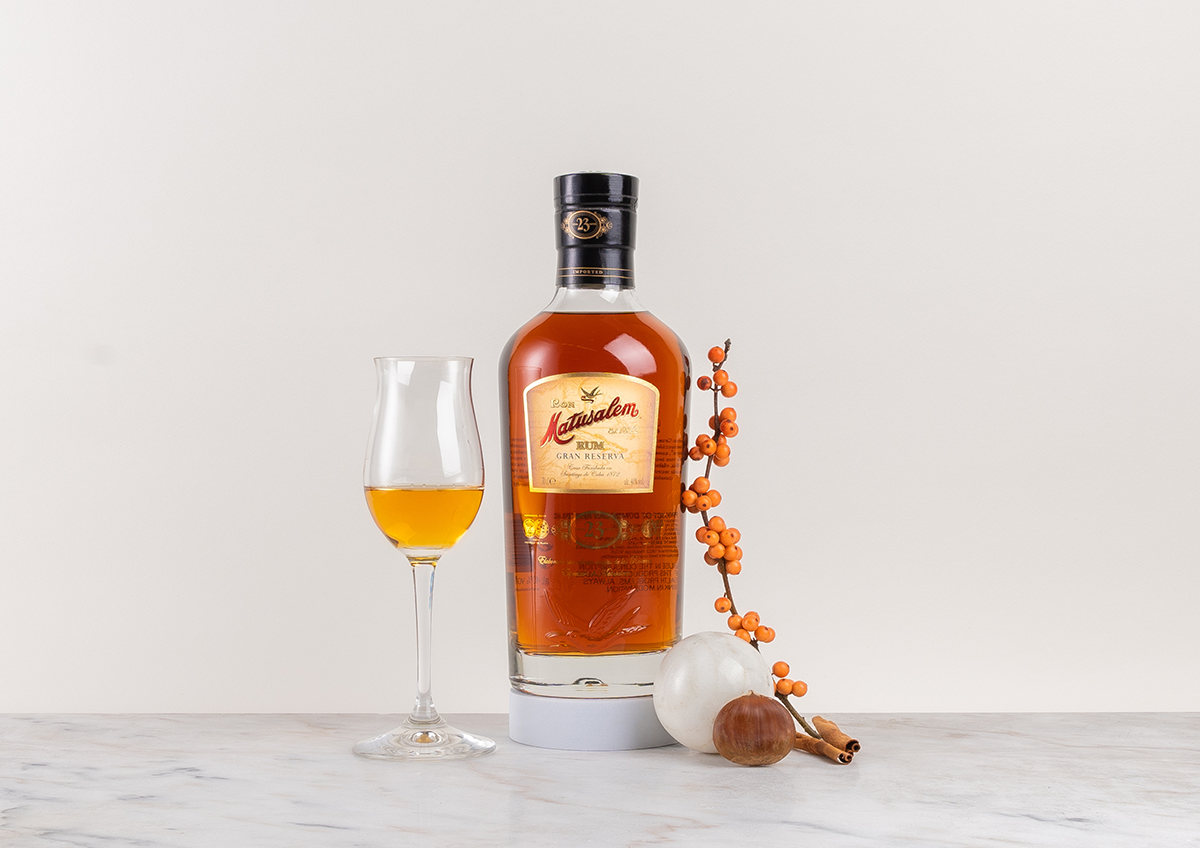 en flaska rom med glas och dekoration