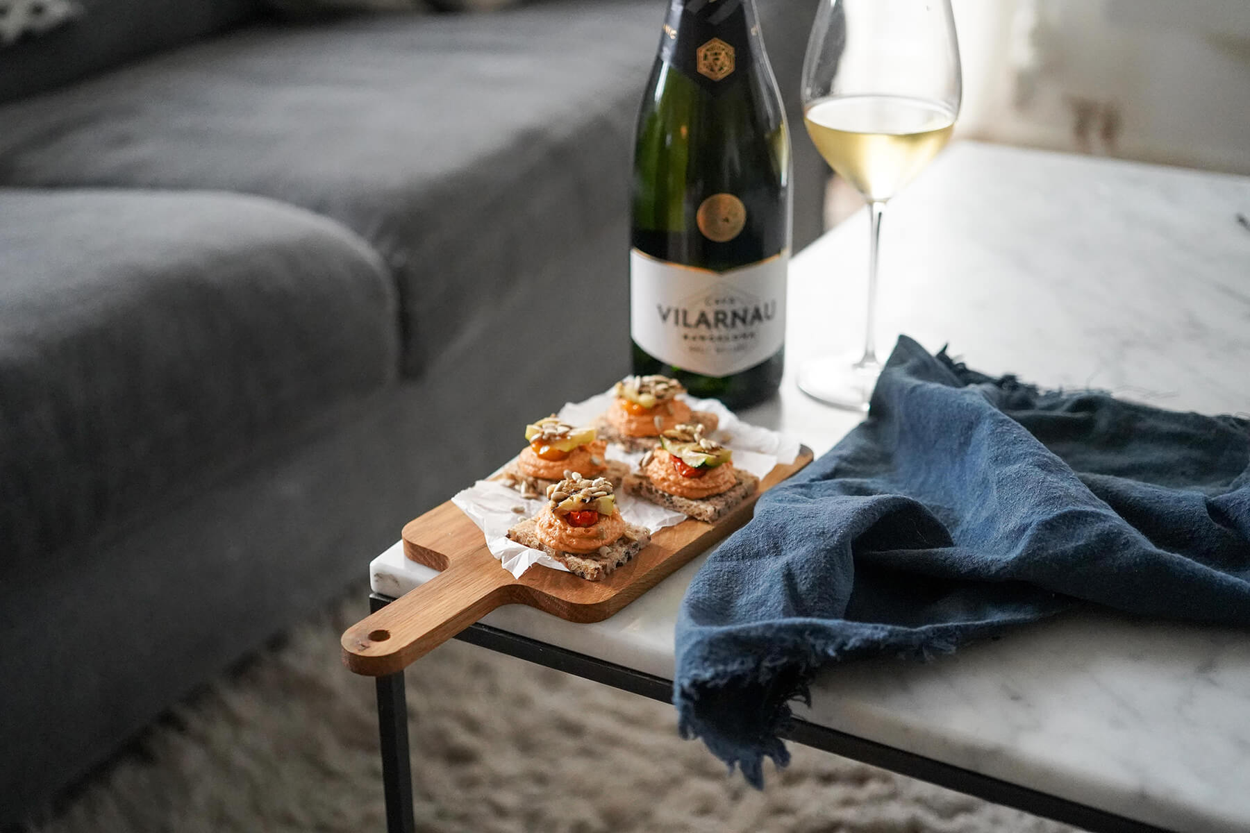 kanapé med flaska vin som passar fint som snus