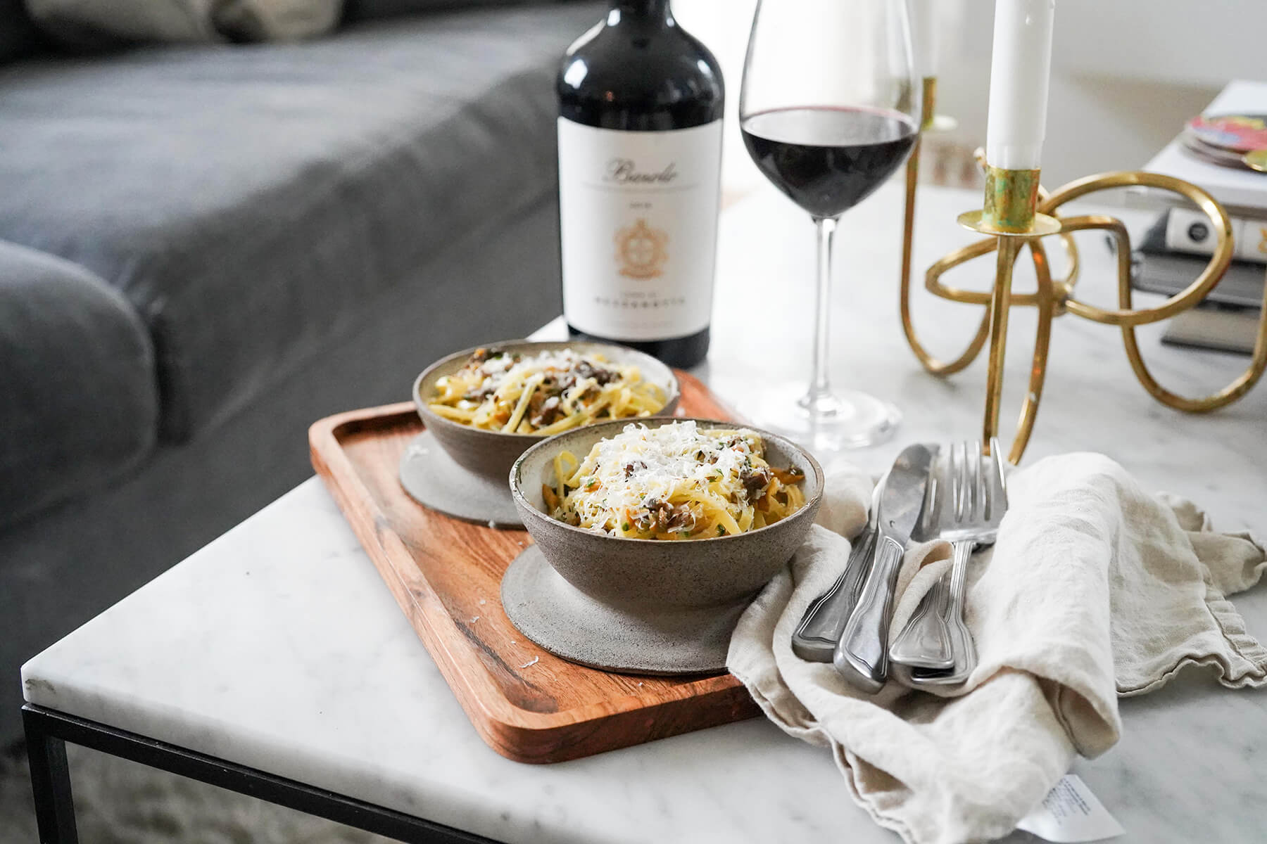 pasta i tallrik med en flaska vin