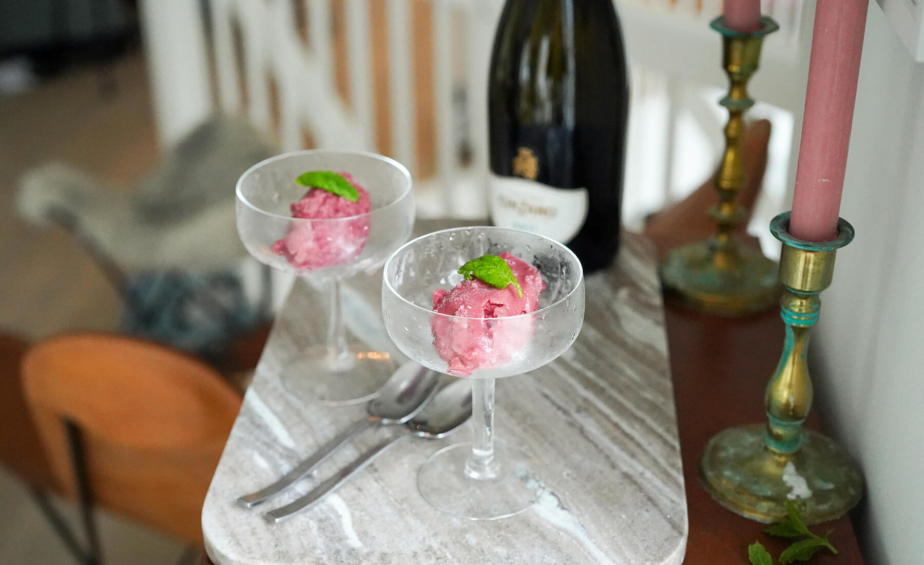 sorbet med hallon i bubblande vin med glas