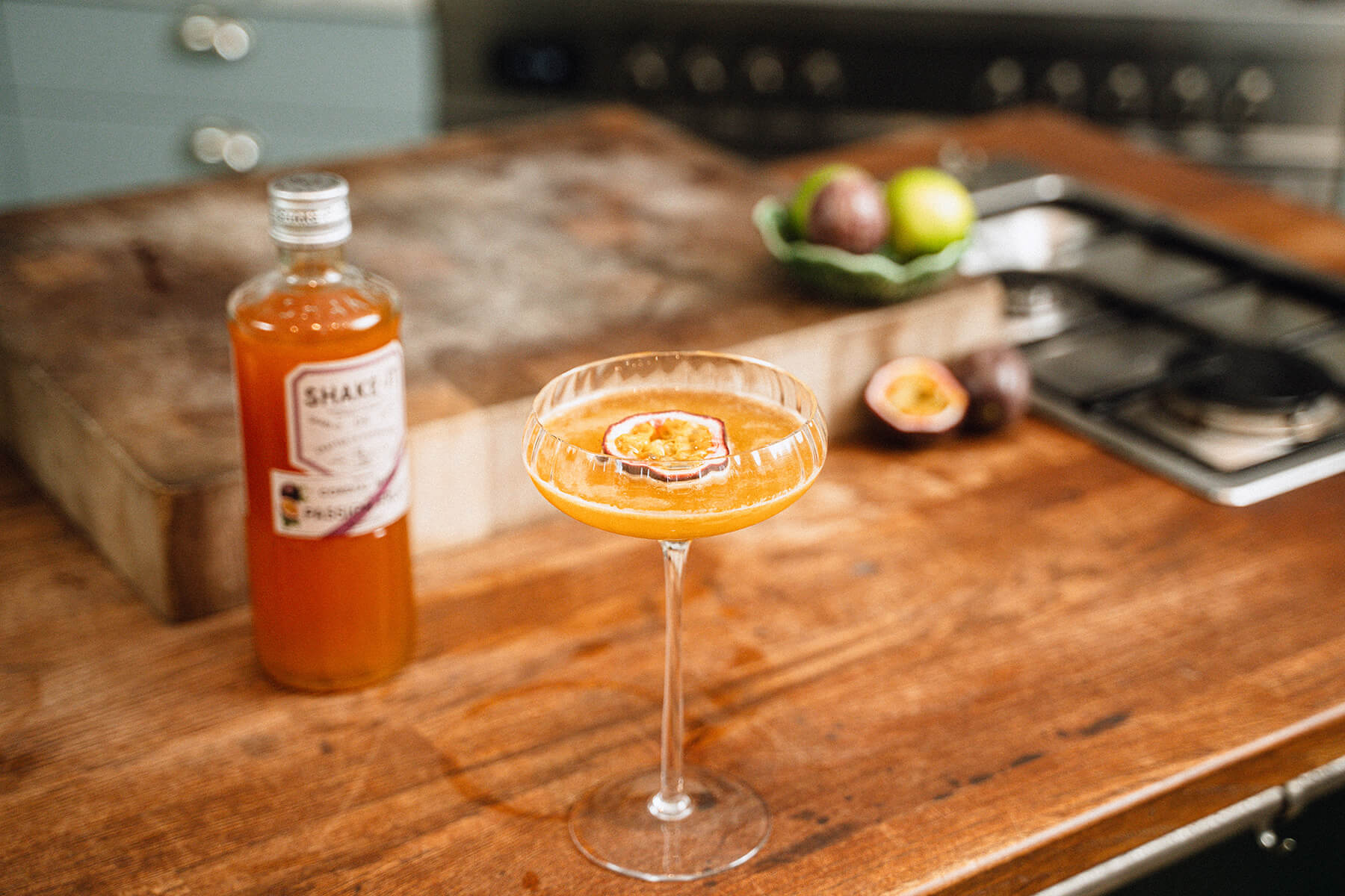 en drink med passionsfrukt och som en martini