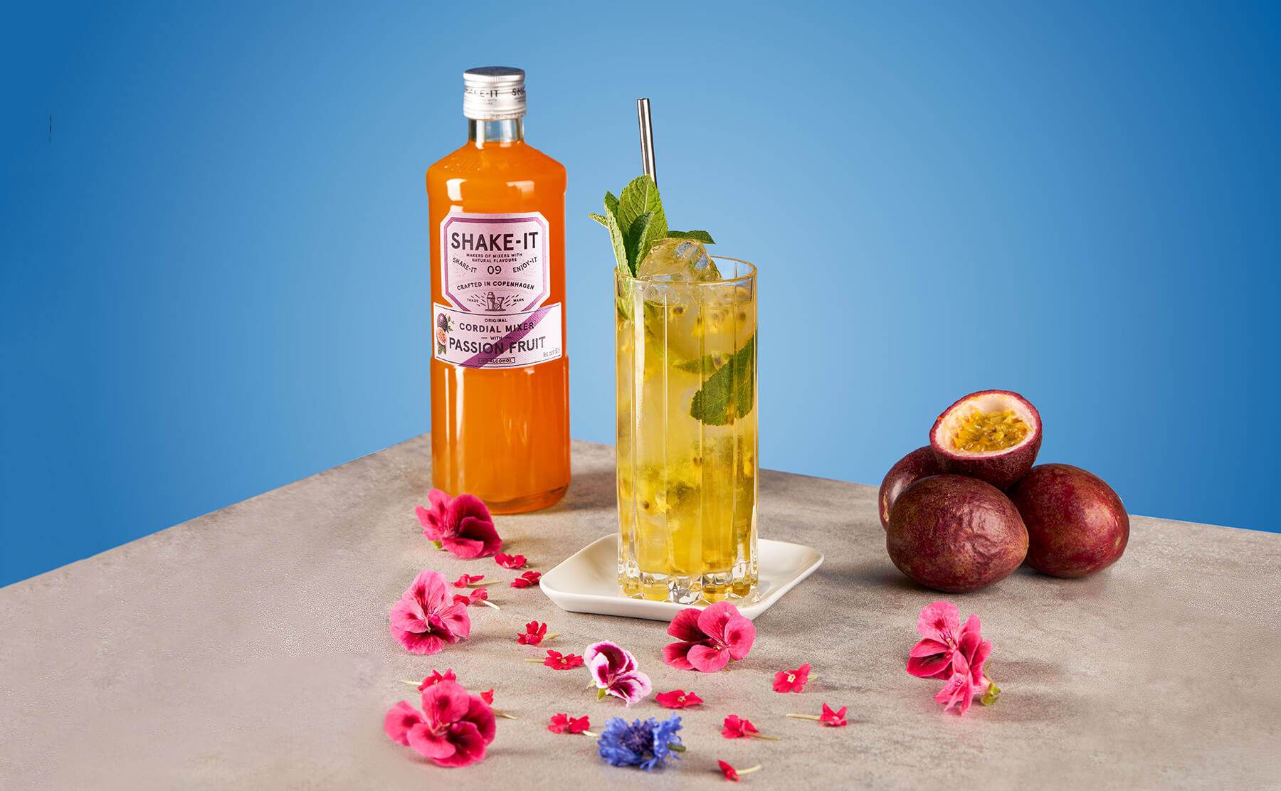 drink med passionsfrukt och mynta på ett bord