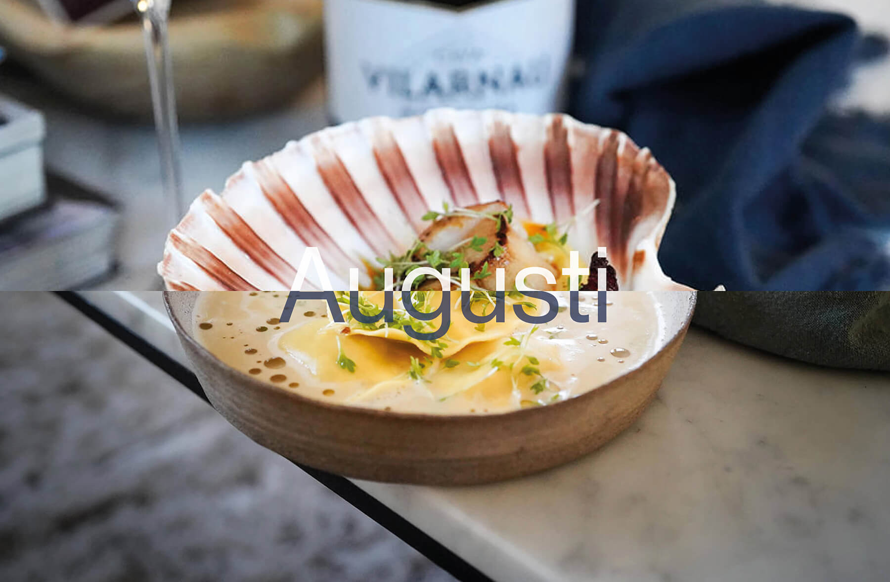 en kostig tvådelad maträtt med augusti