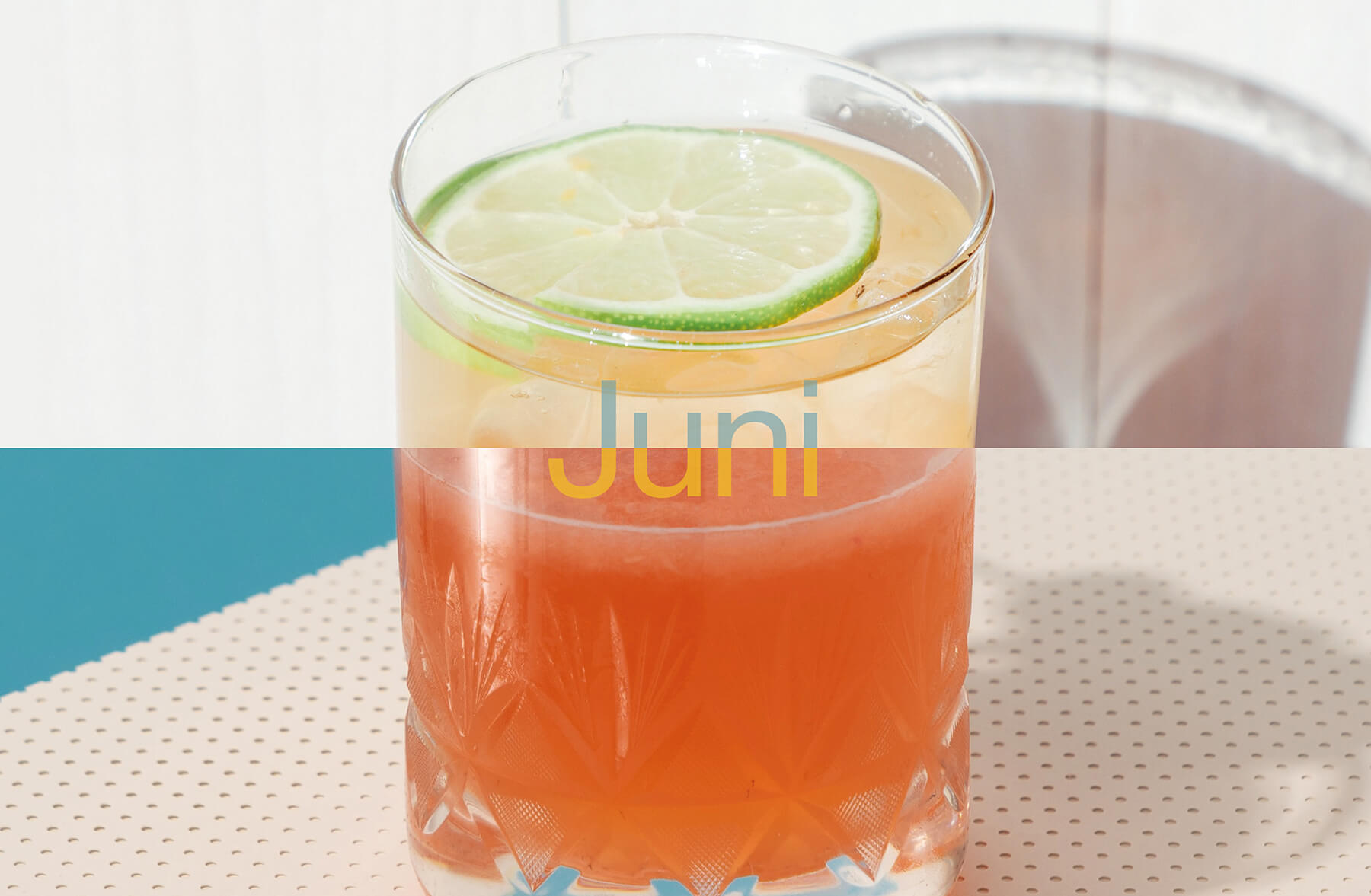 två drinkar i juni en röd och en gul