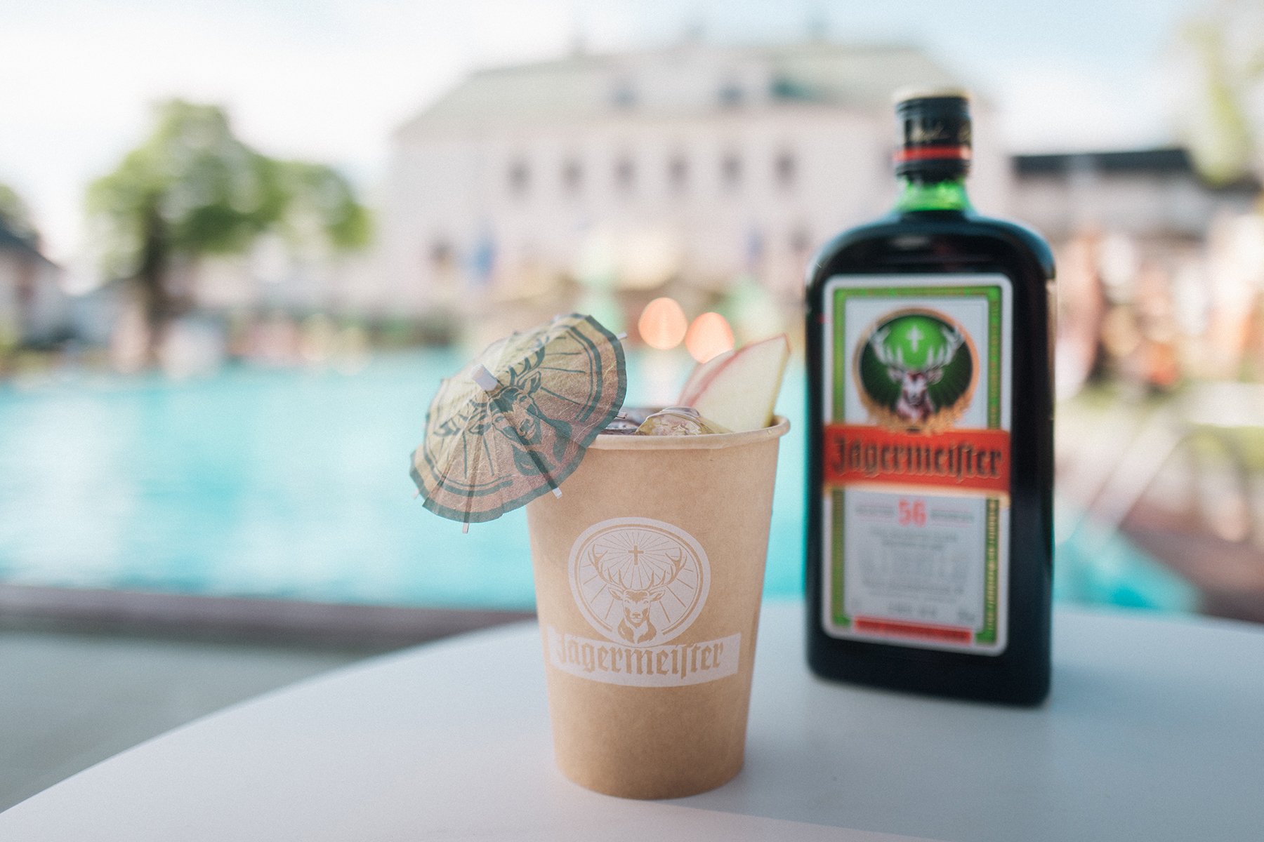 en drink med jägermeister och äpple