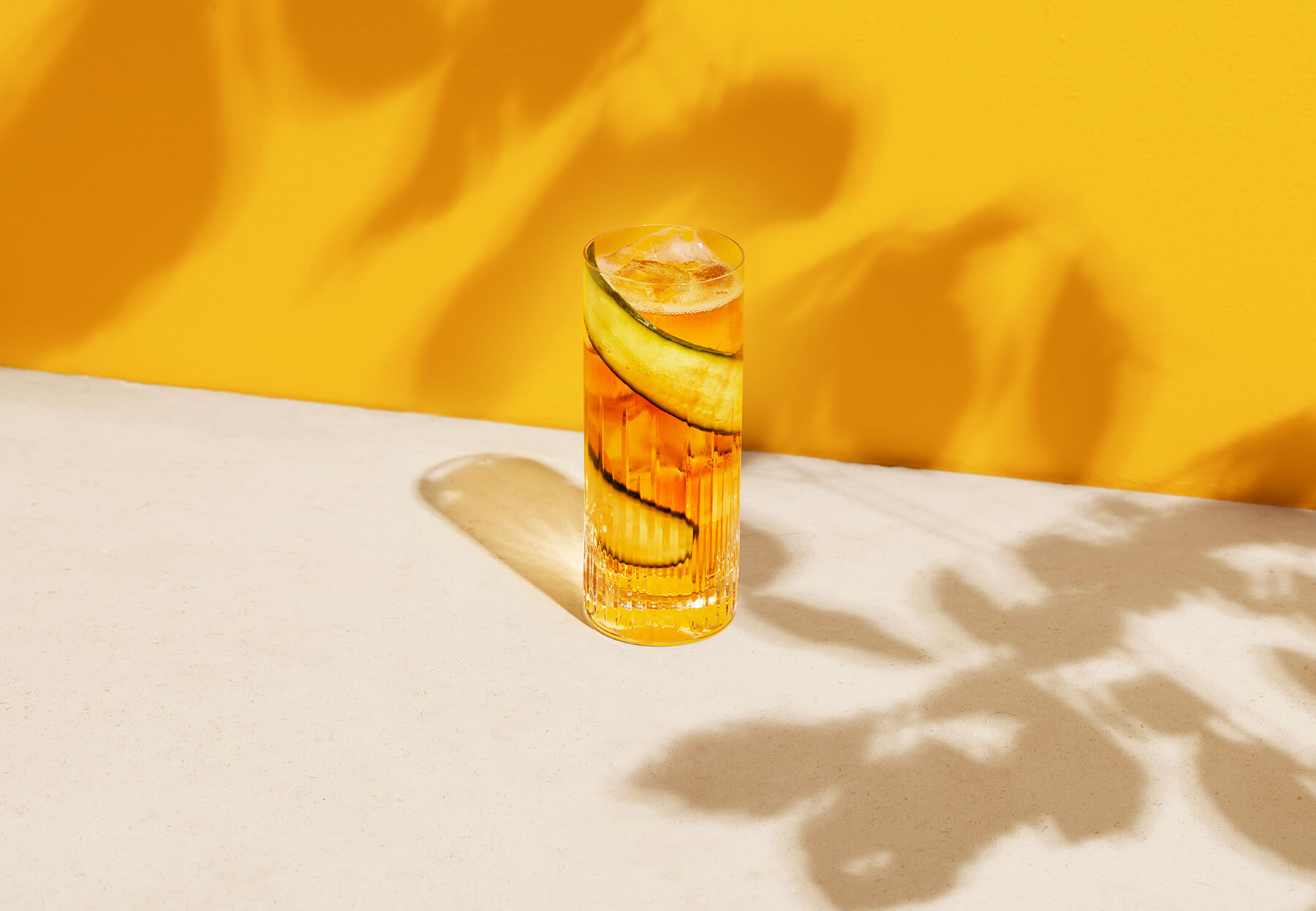 ginger ale med brandy i ett glas med gurka