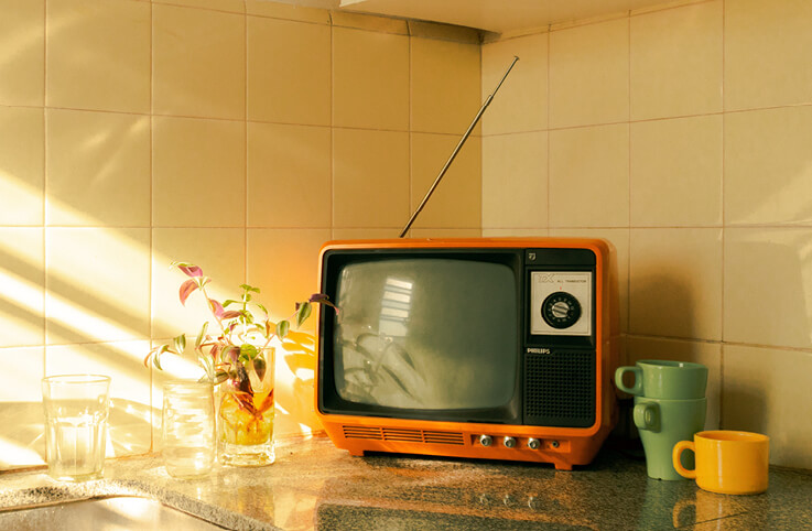 en tv på en köksbänk