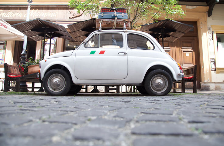 en liten italiensk bil