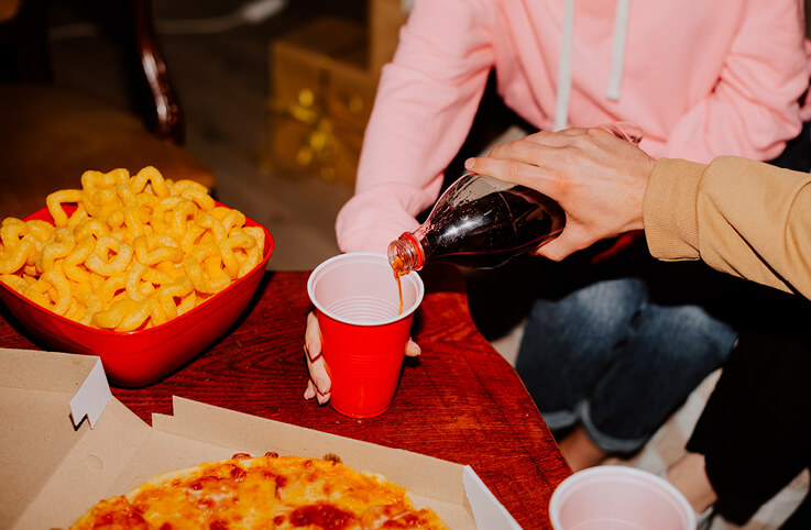 ostbågar på fest med julmust