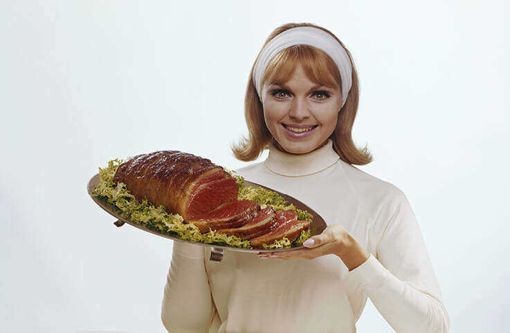 fru som håller i en julskinka