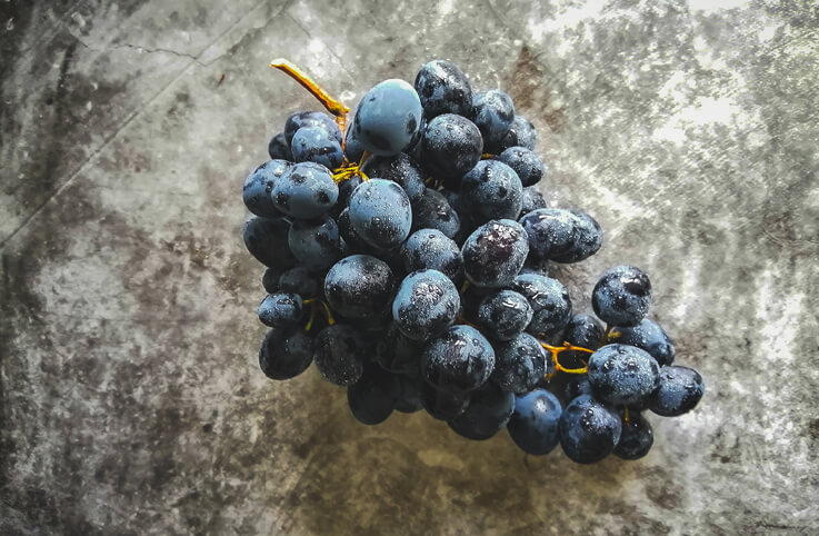 en fin druvklase på stenbord
