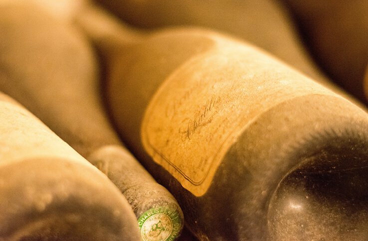 en mycket gammal och dammig vinflaska