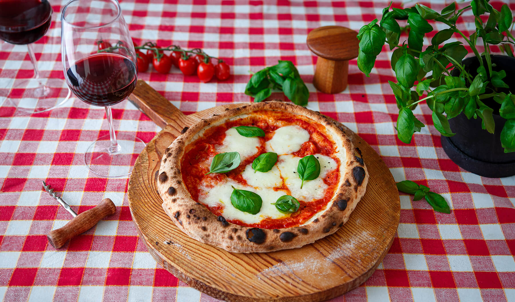 en pizza margharita med rutig duk