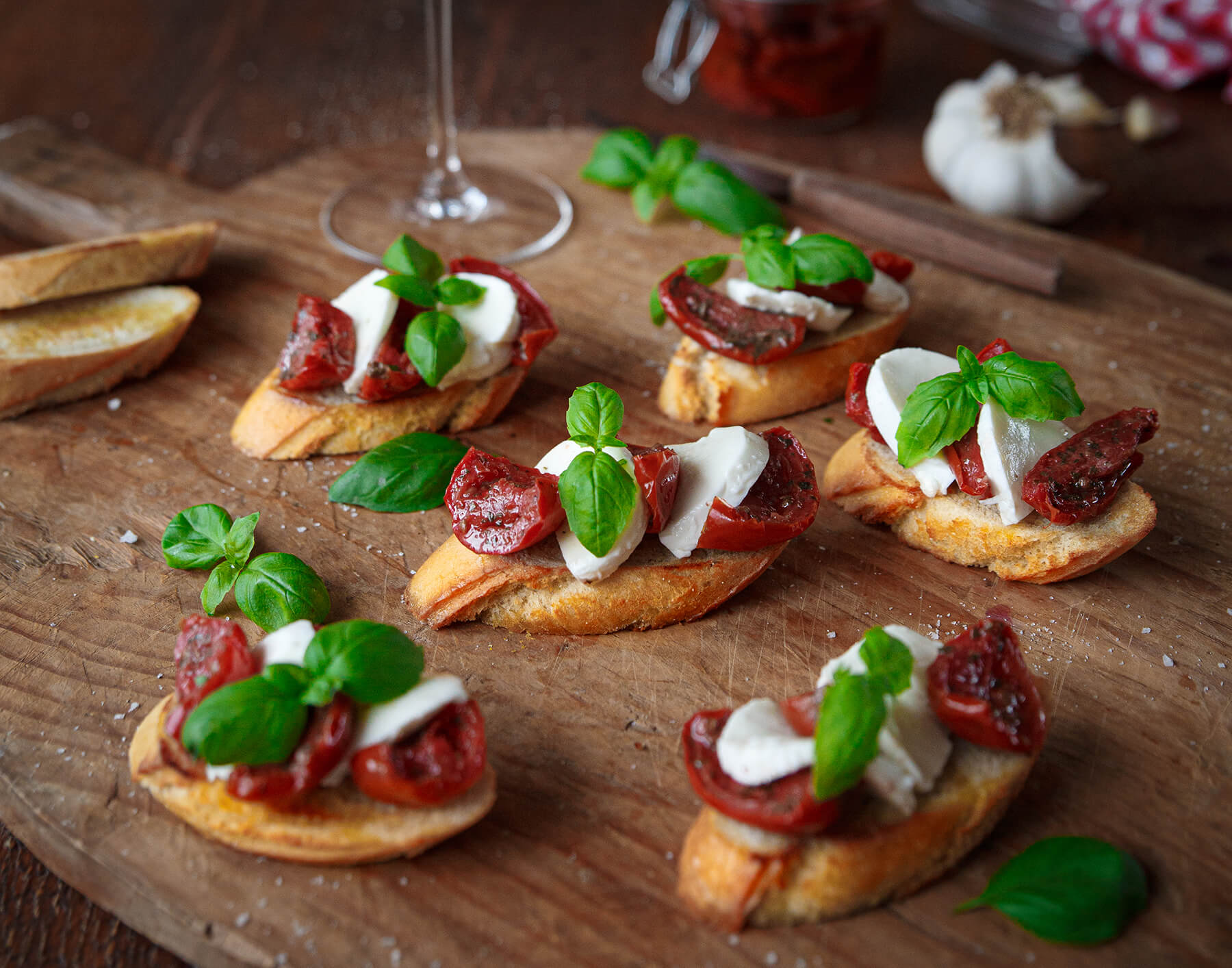 små mackor mruschetta och tomat och mozzarella