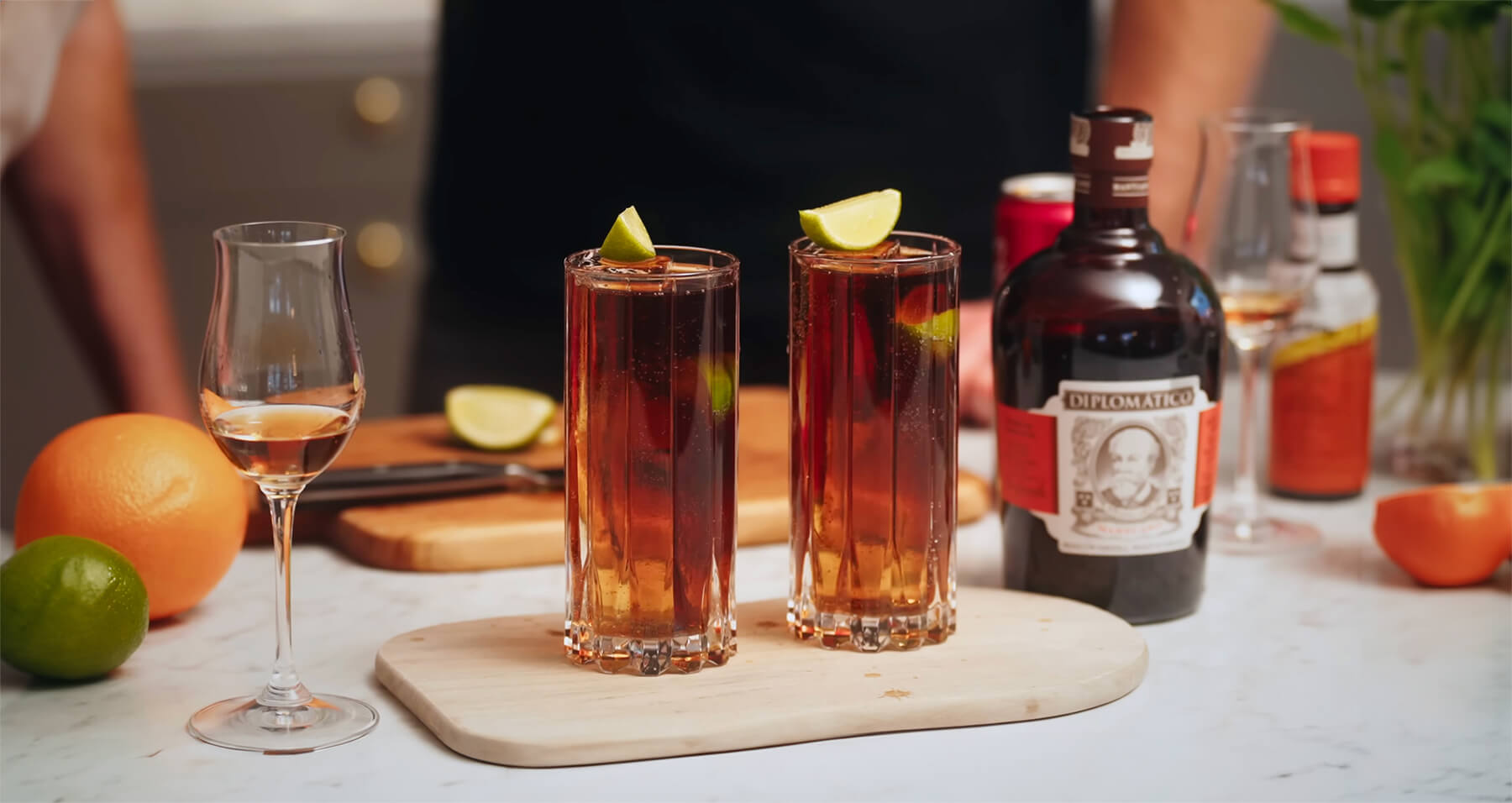 drinkar med rom och cola och en flaska rom