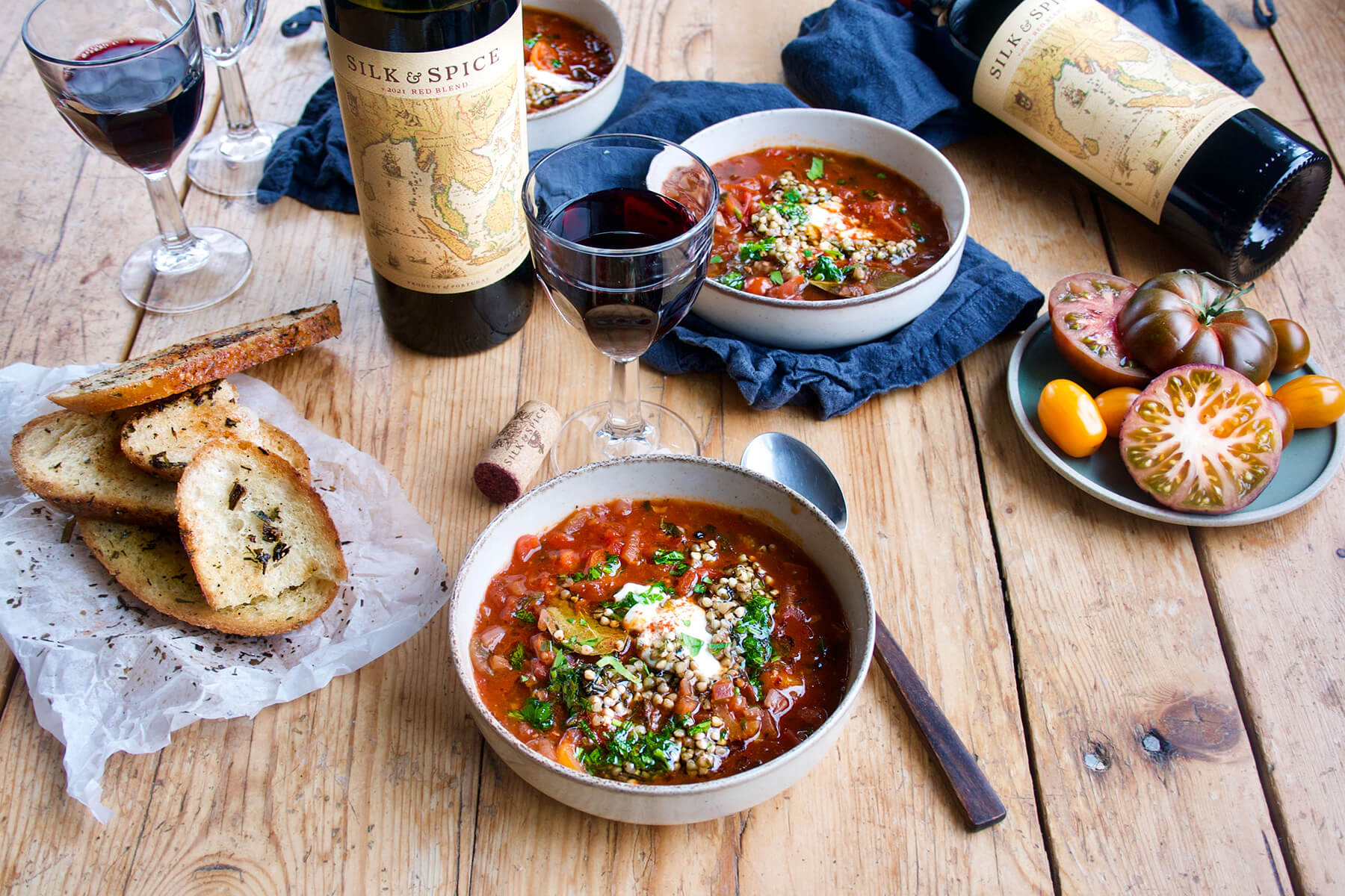 tomatsoppa med vinflaskor och bröd