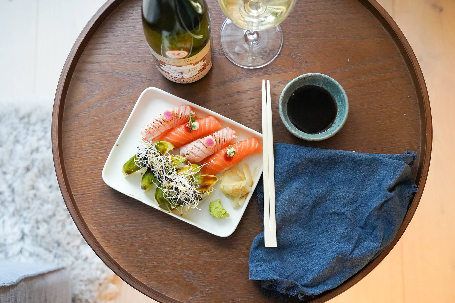Nigiri med bränd lax och avokado