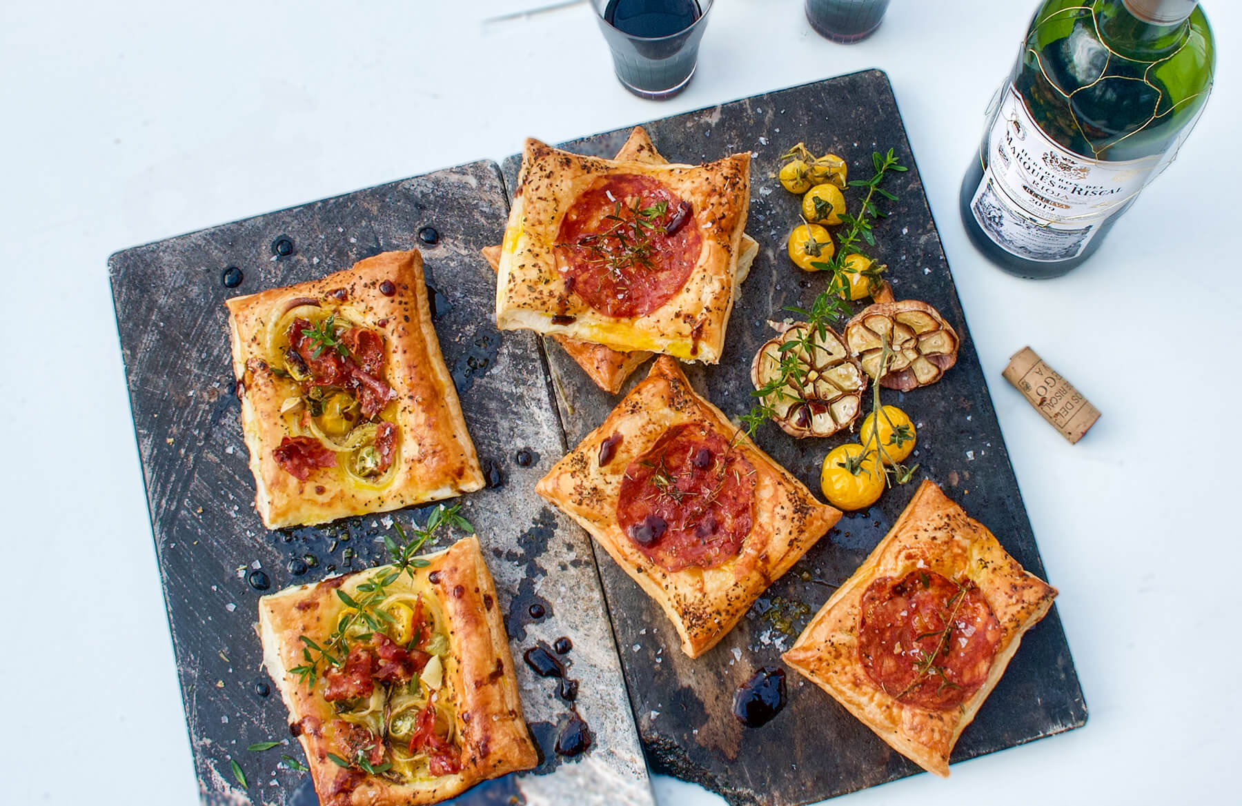 små spröda tapas med en flaska rödvin