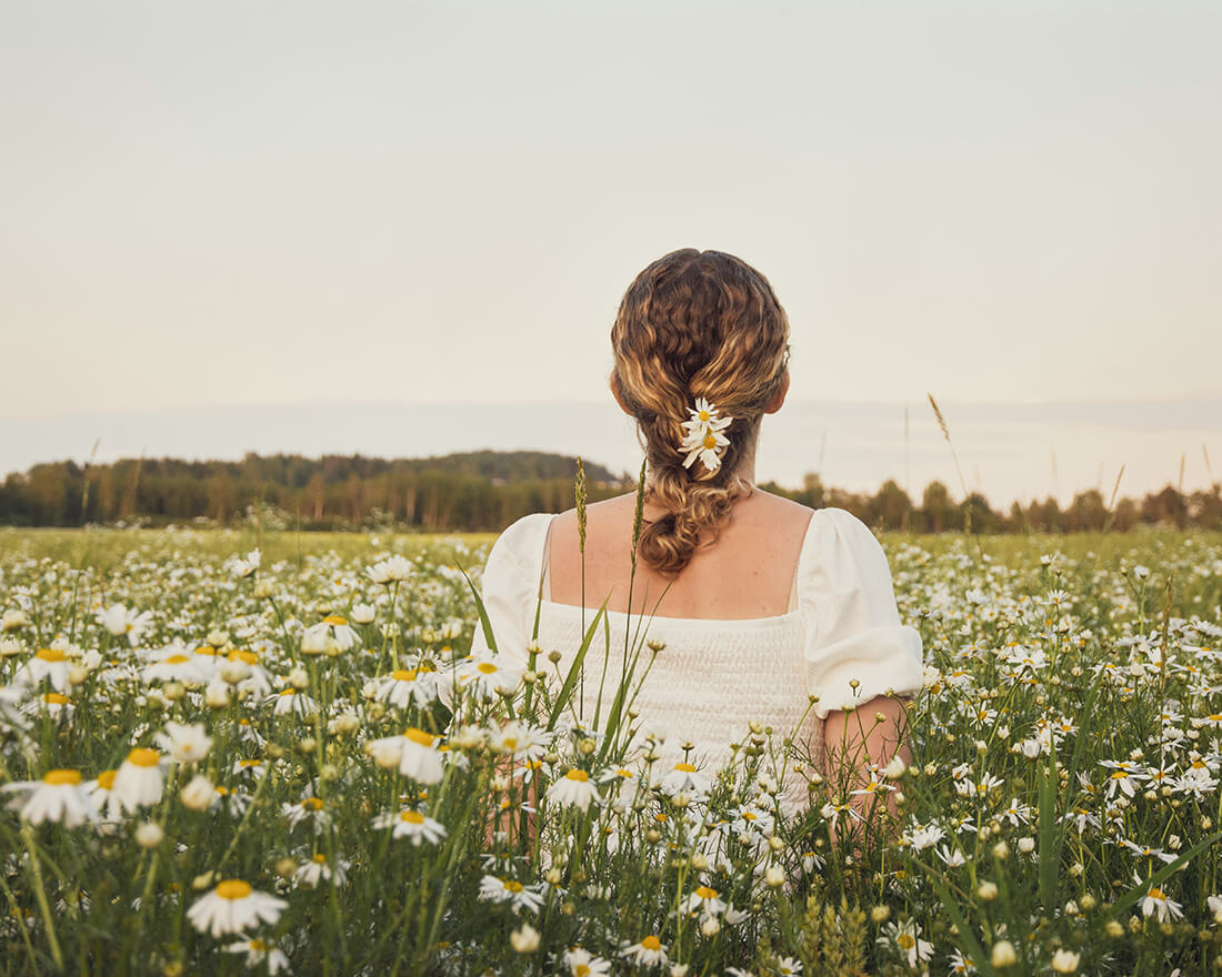 en flicka i en blomsteräng